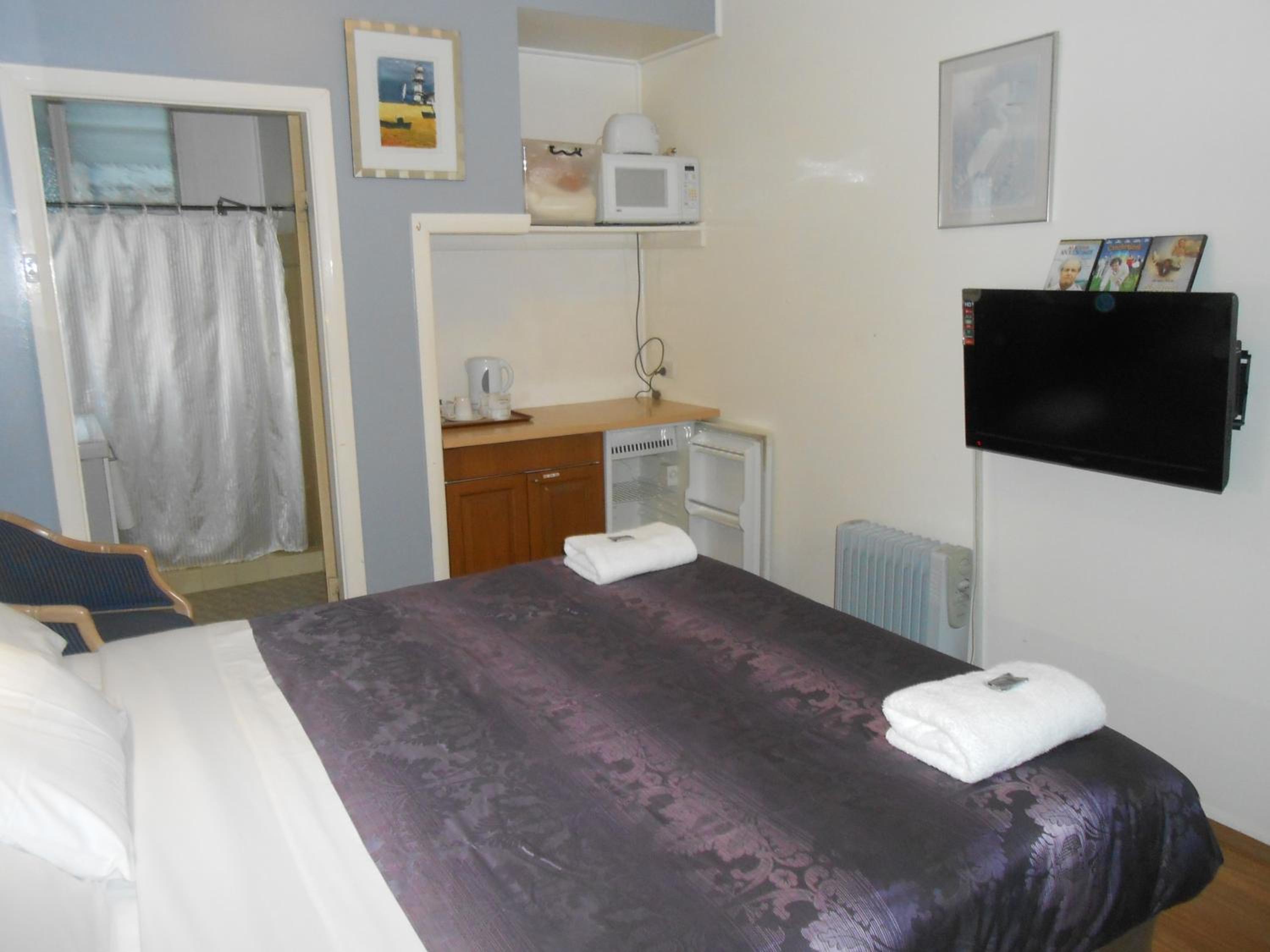 Quadruple Room with Private Bathroom - Photo 11