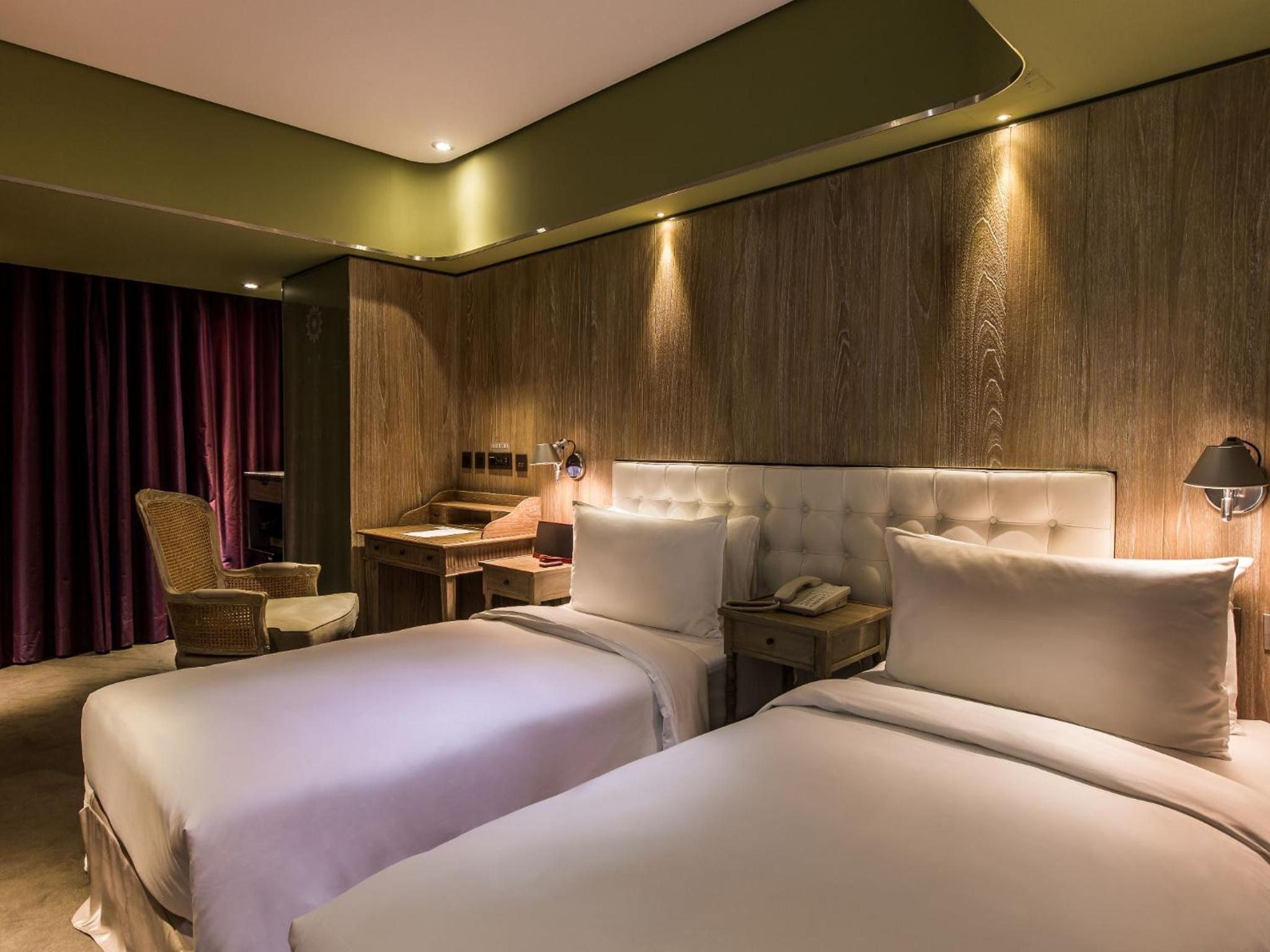 Elegant Twin Room photo 2