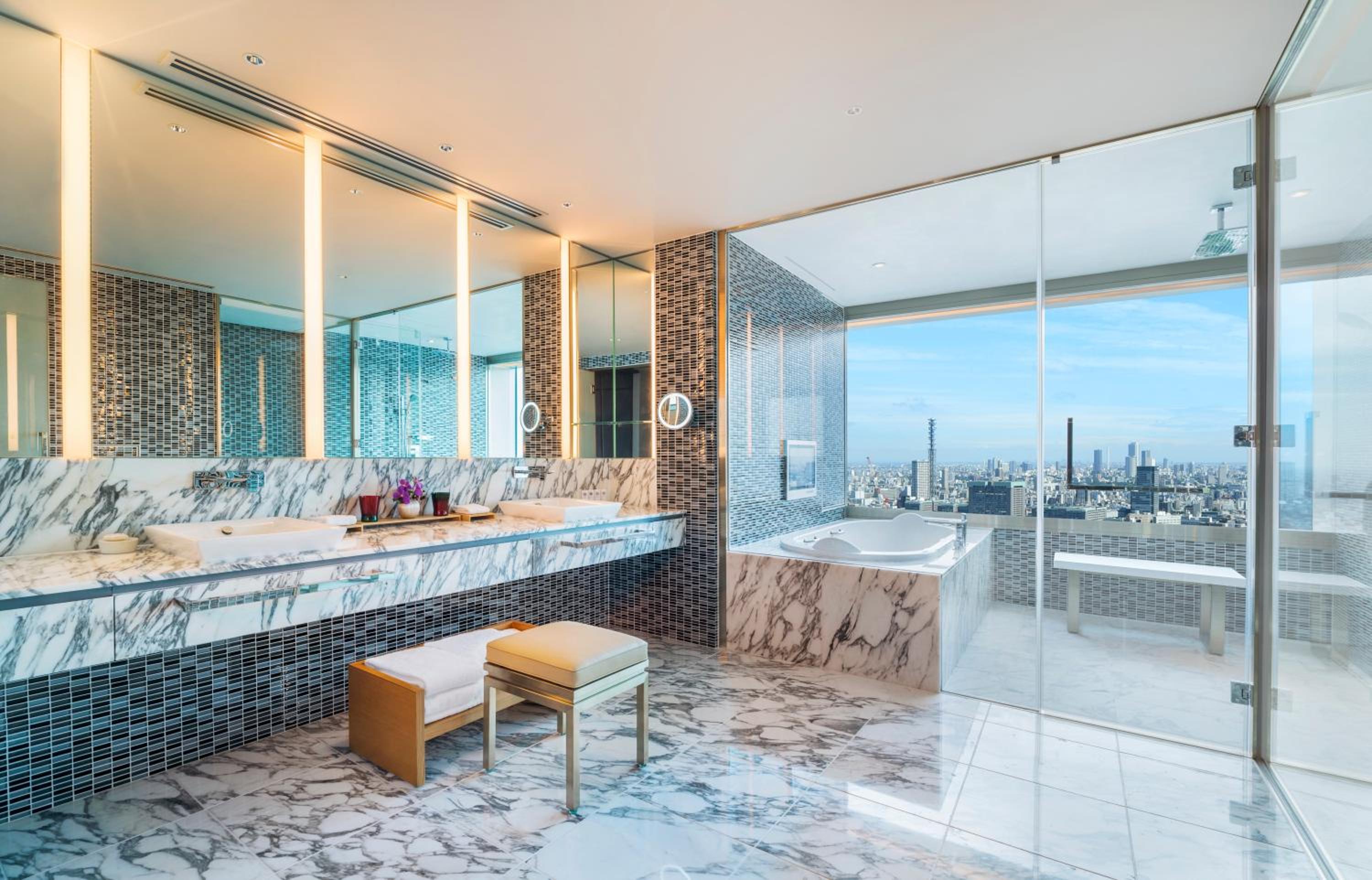 Designer's Suite with free access to Lounge - Non-Smoking Designer's Suite with free access to Lounge - Non-Smoking