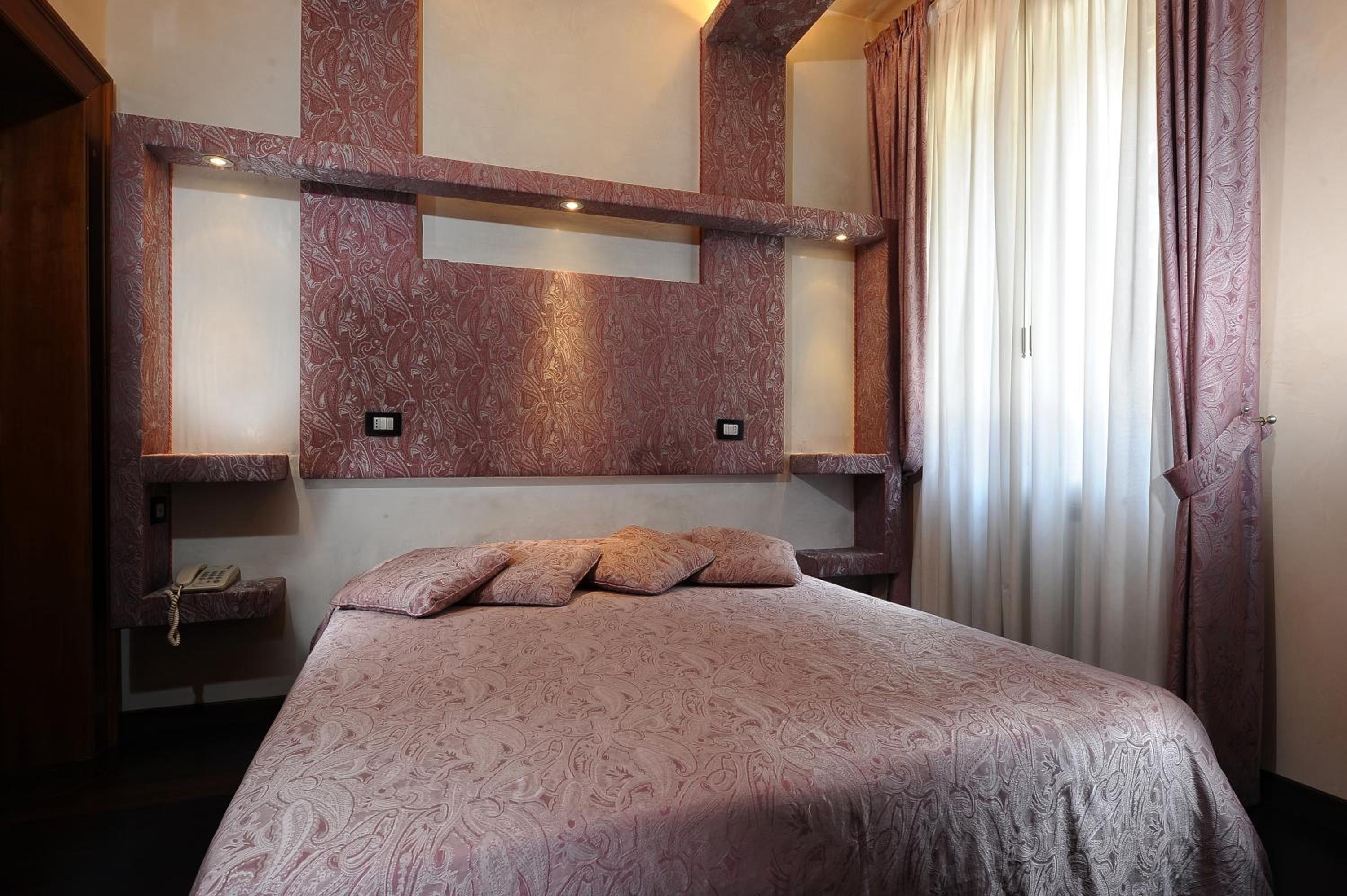 Standard Double Room - Photo 3
