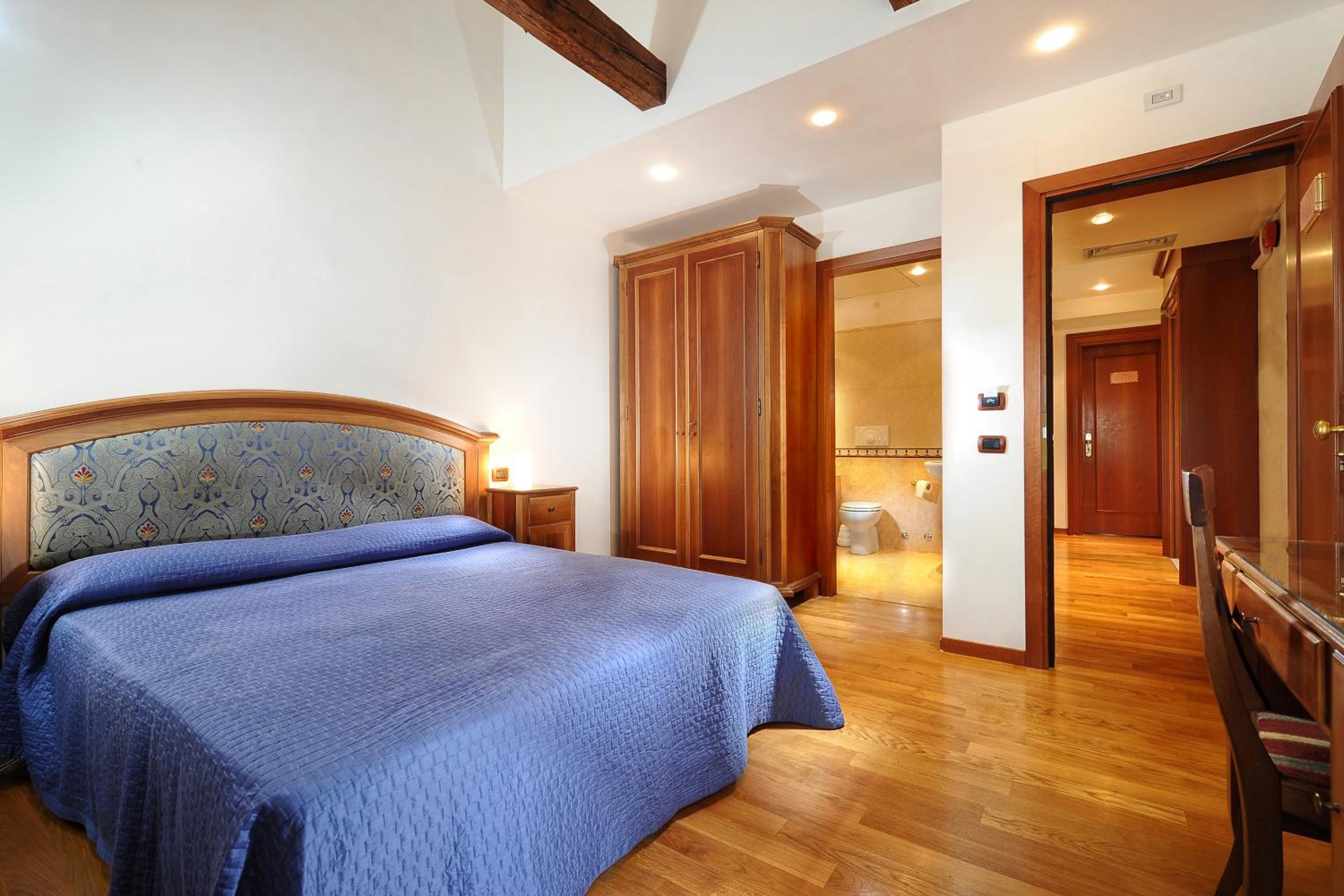 Standard Double Room - Photo 5
