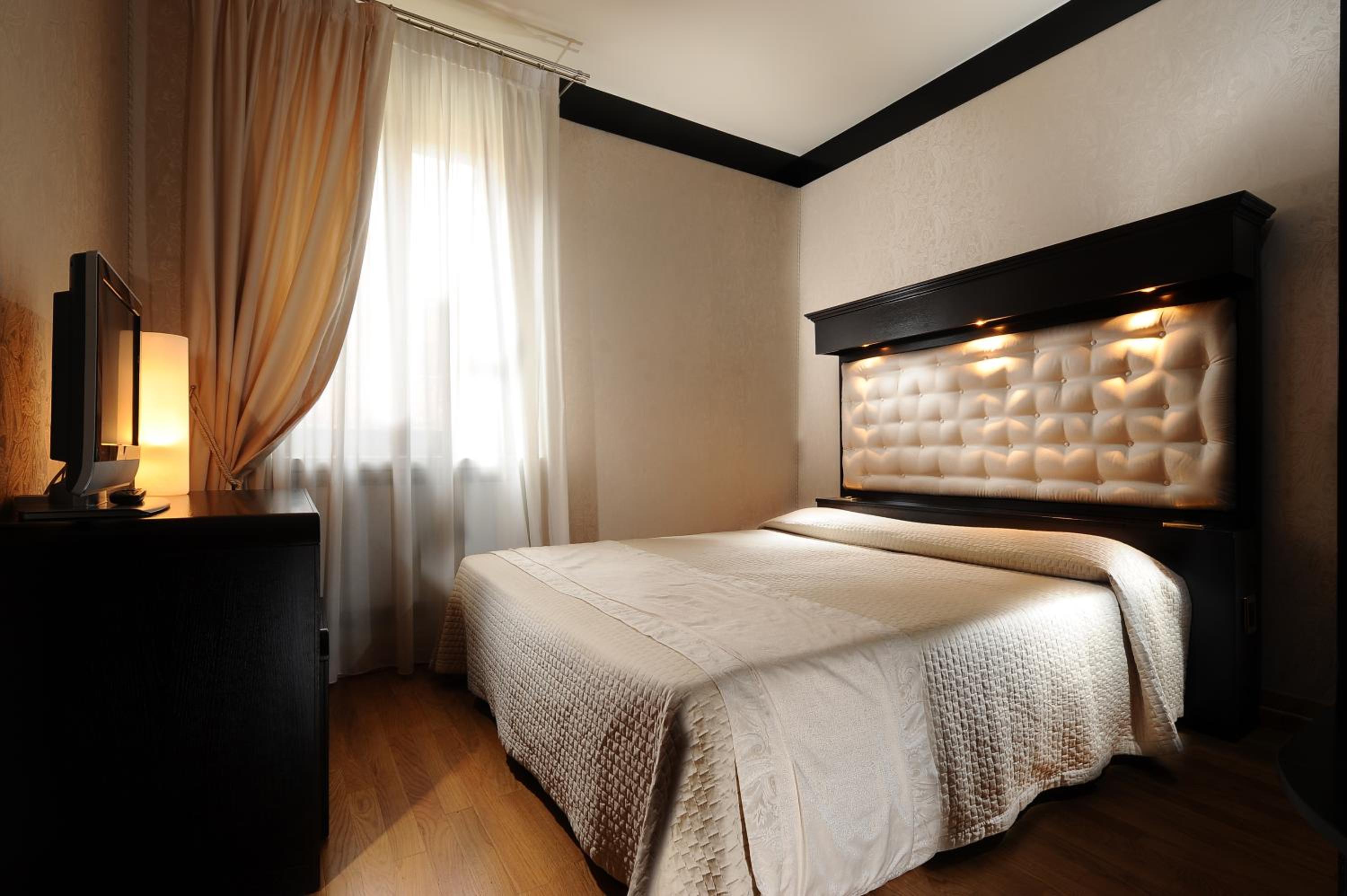 Standard Double Room - Photo 1
