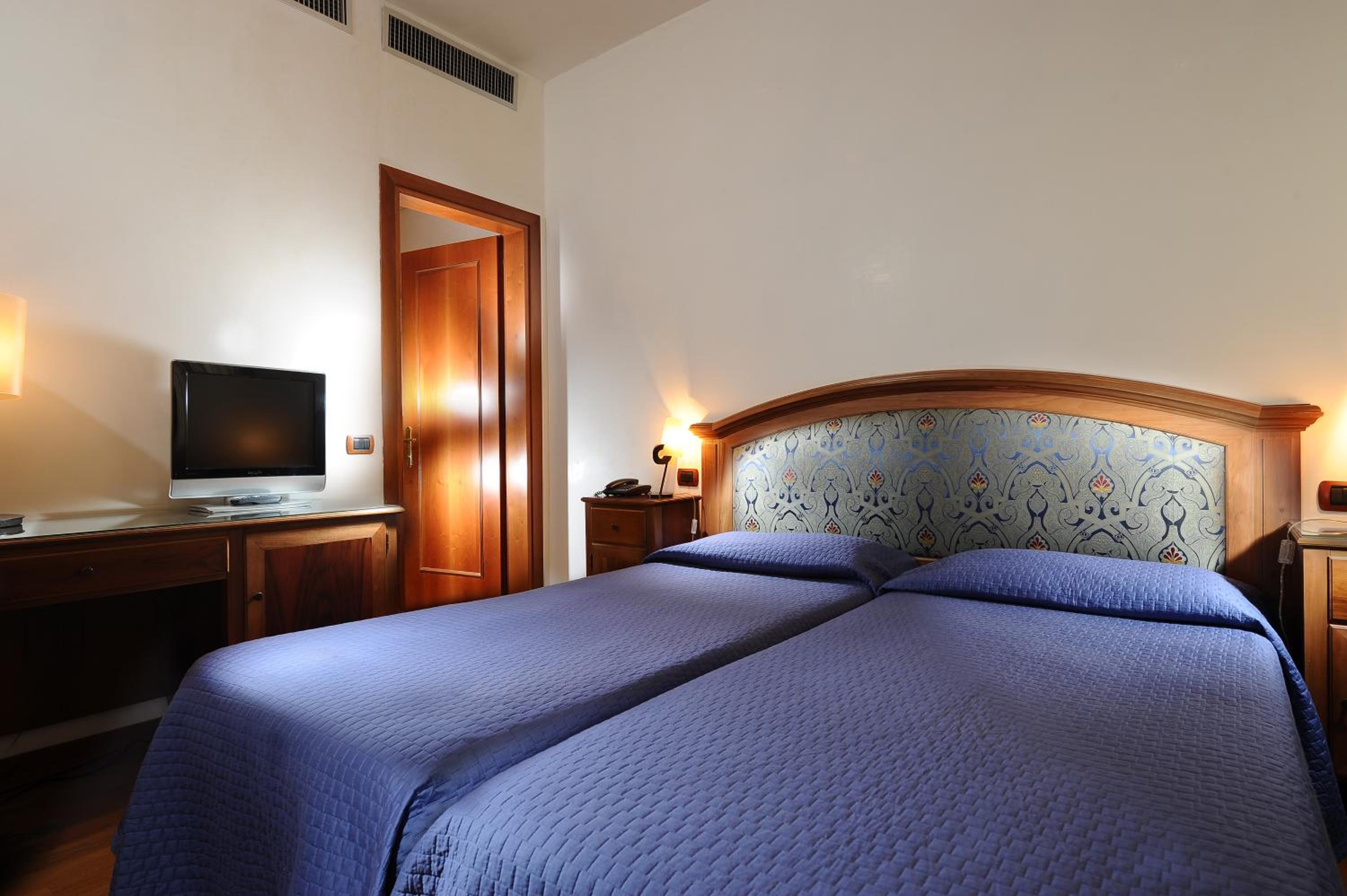 Standard Double Room - Photo 4
