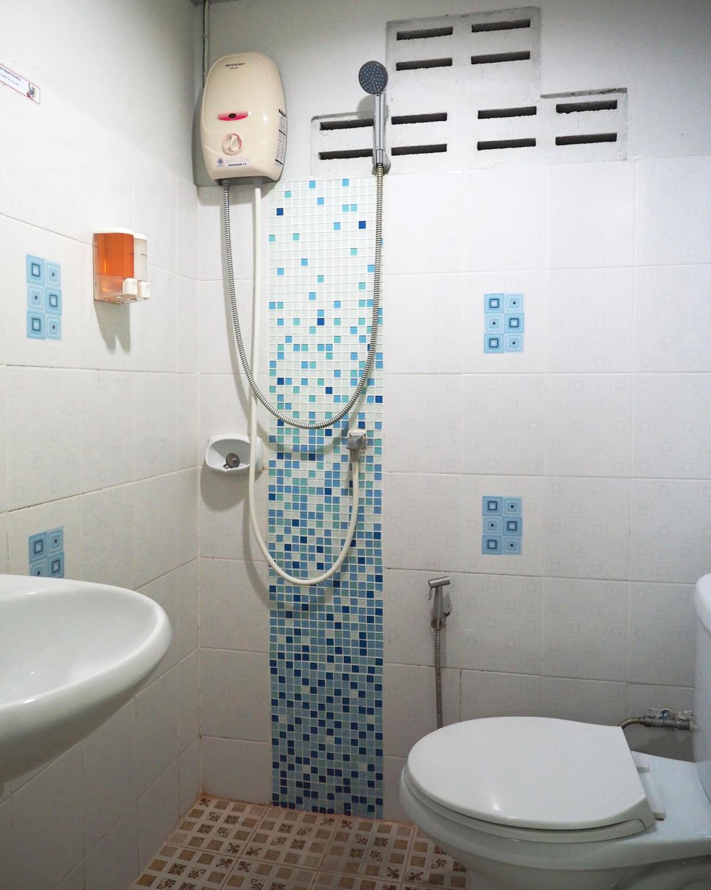 Family Room with Private Bathroom photo 2