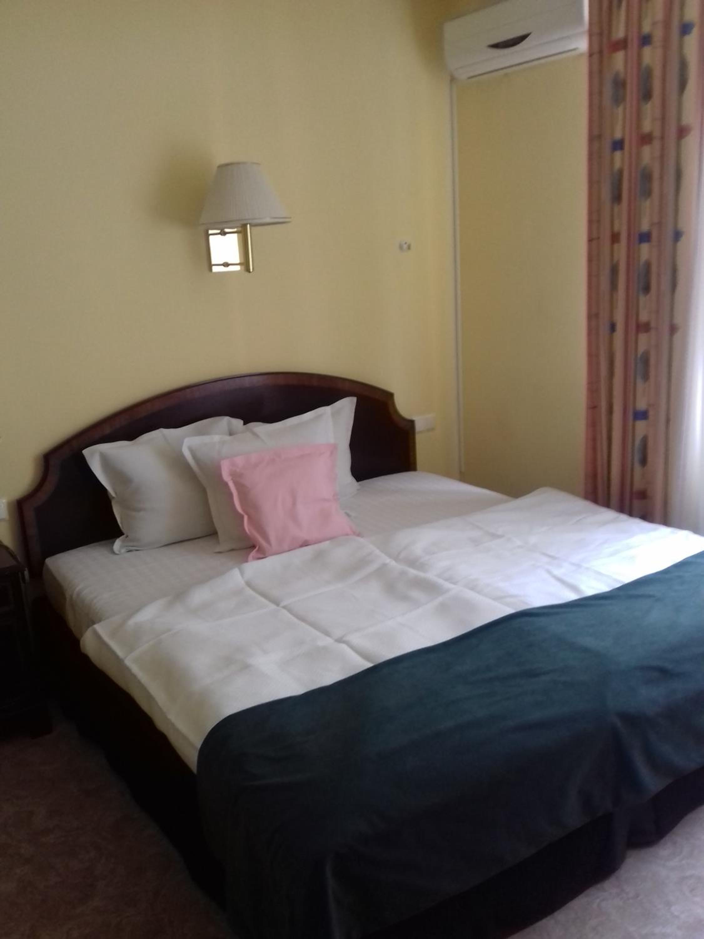 Deluxe Queen Room with Two Queen Beds photo 2