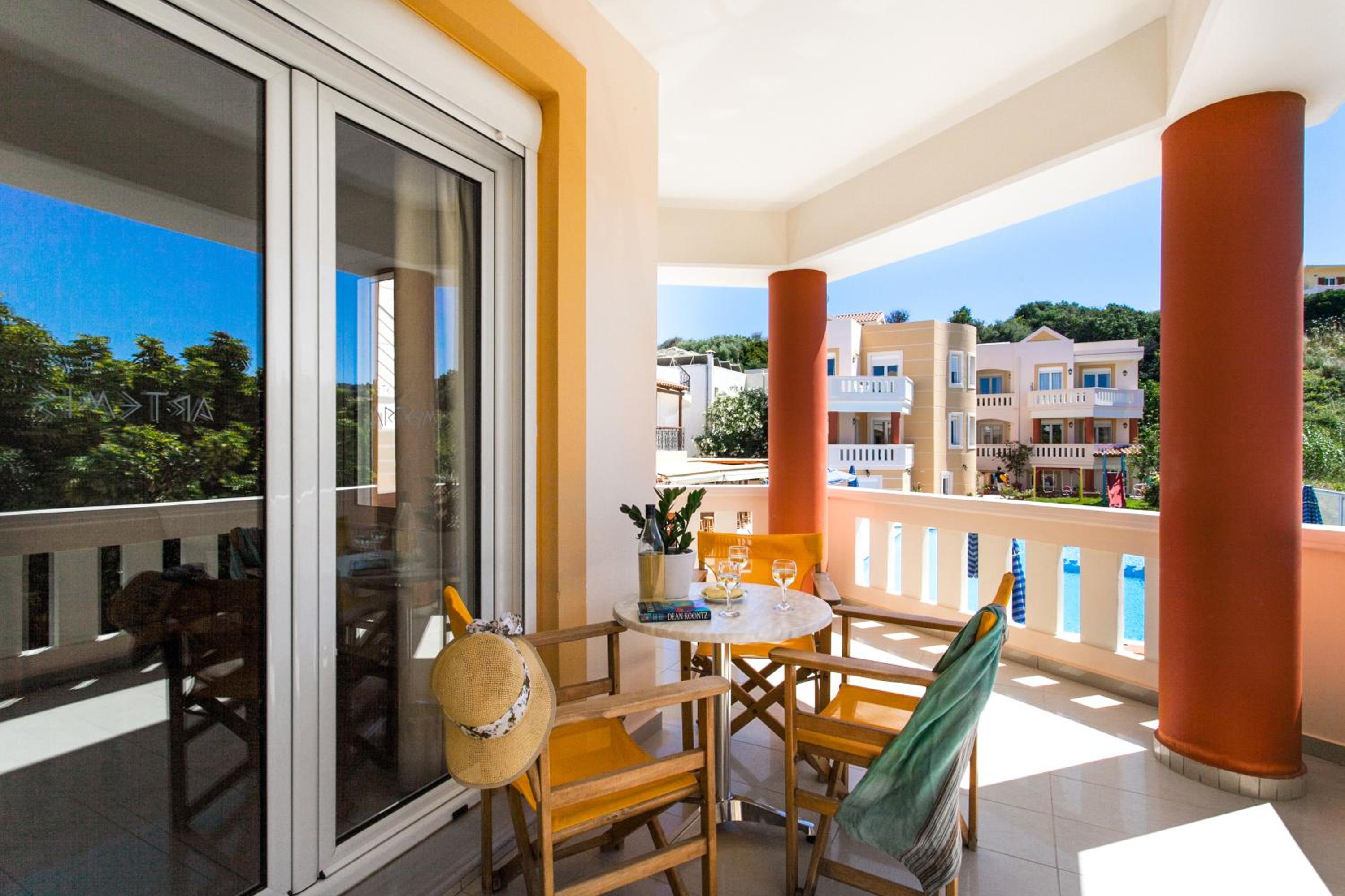 Suite with Pool View - Photo 13