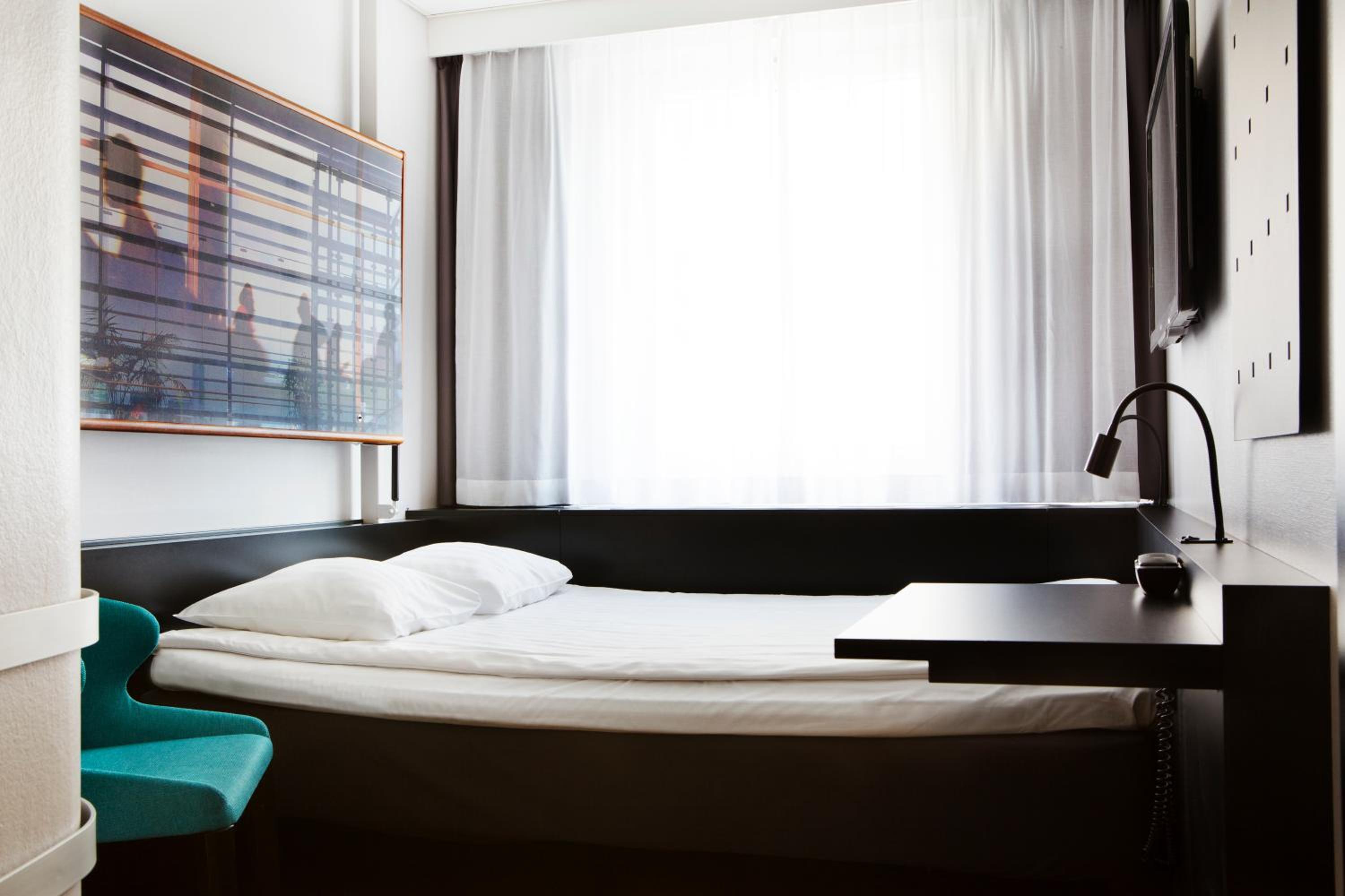 Compact Double Room thumbnail 5