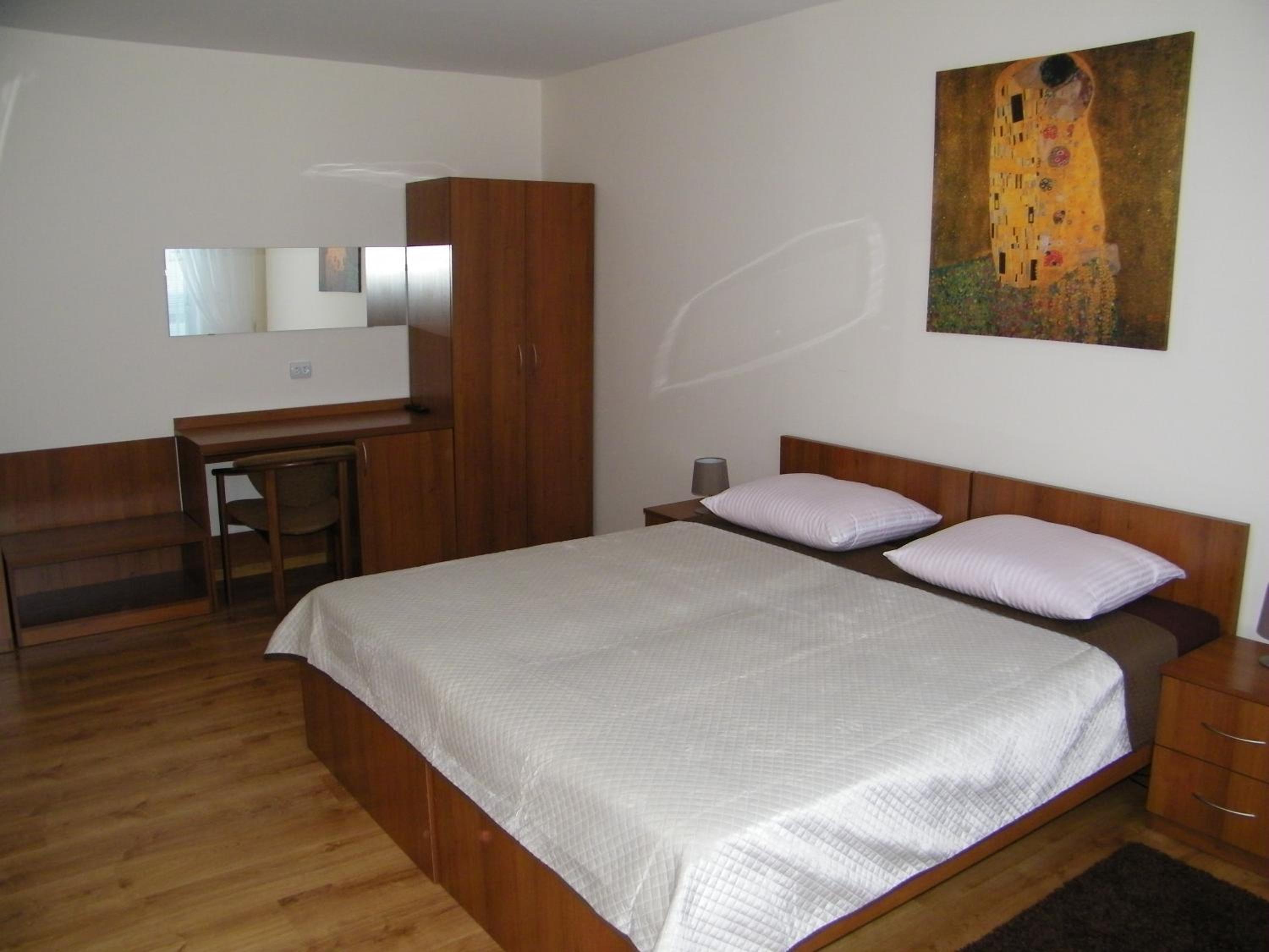 Double Room with Private Bathroom - Photo 12