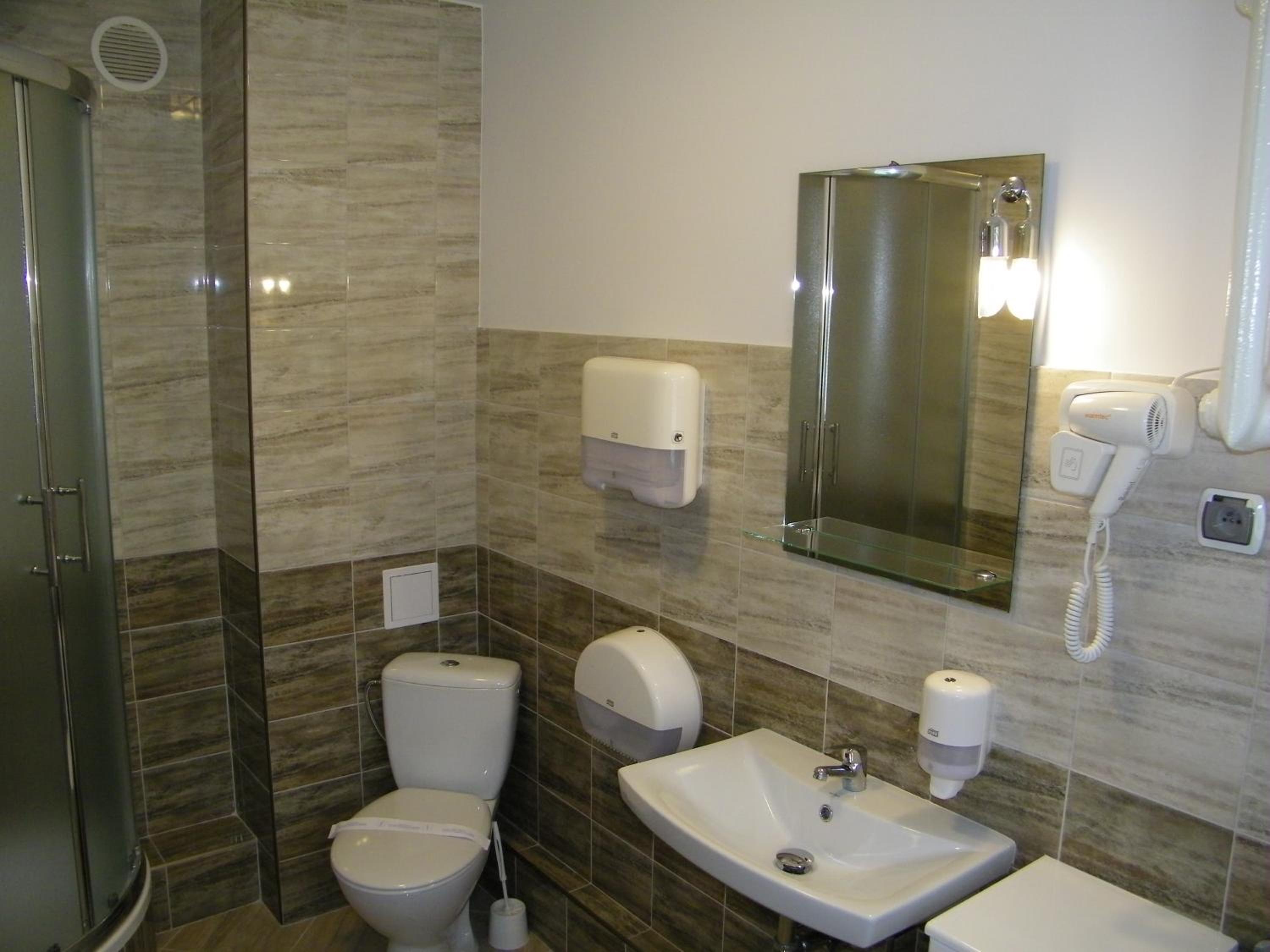 Double Room with Private Bathroom - Photo 13