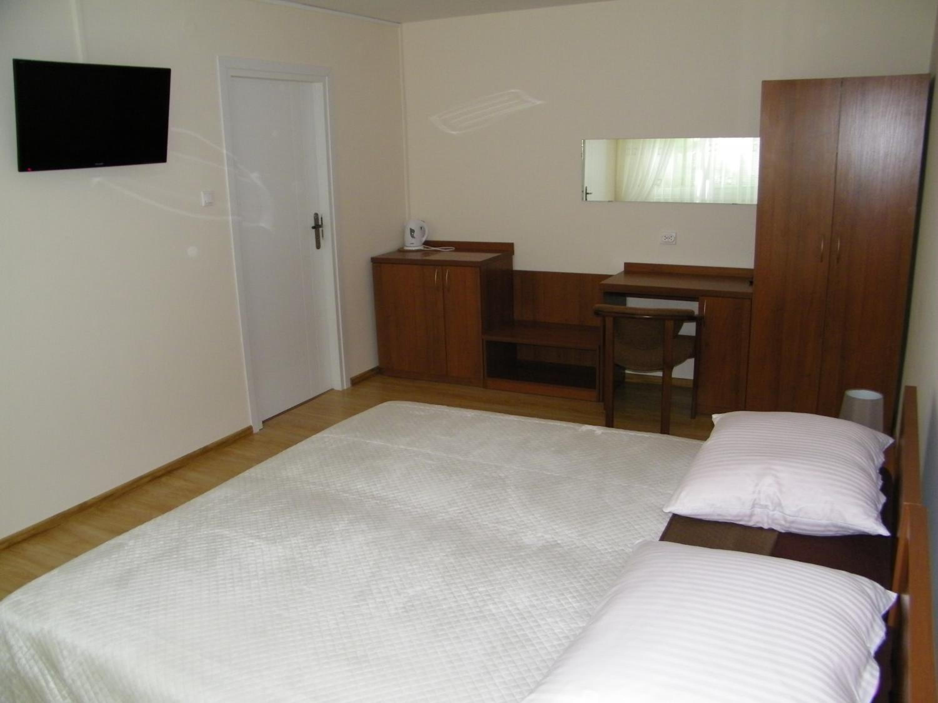 Double Room with Private Bathroom - Photo 11