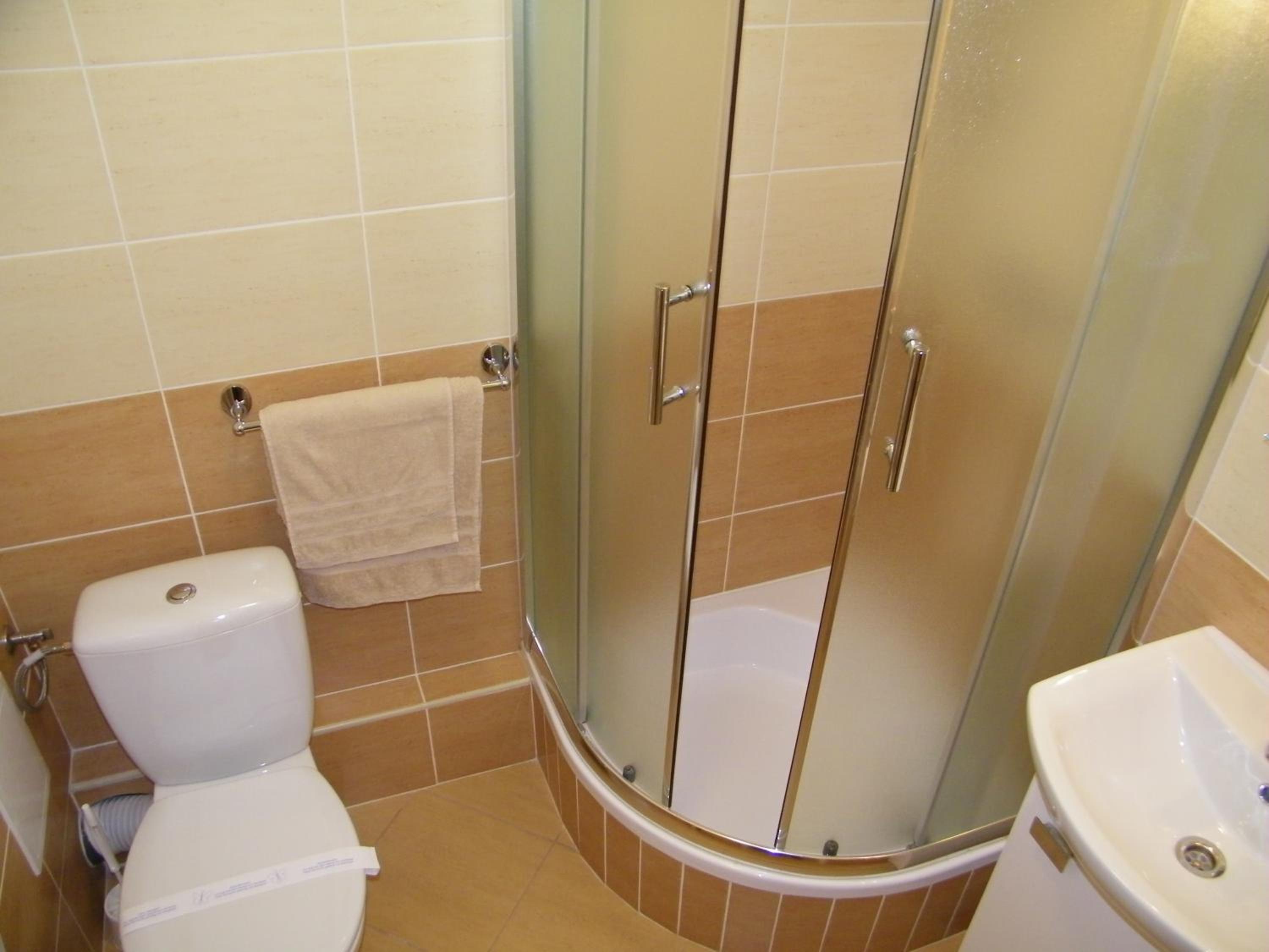 Double Room with Private Bathroom - Photo 16