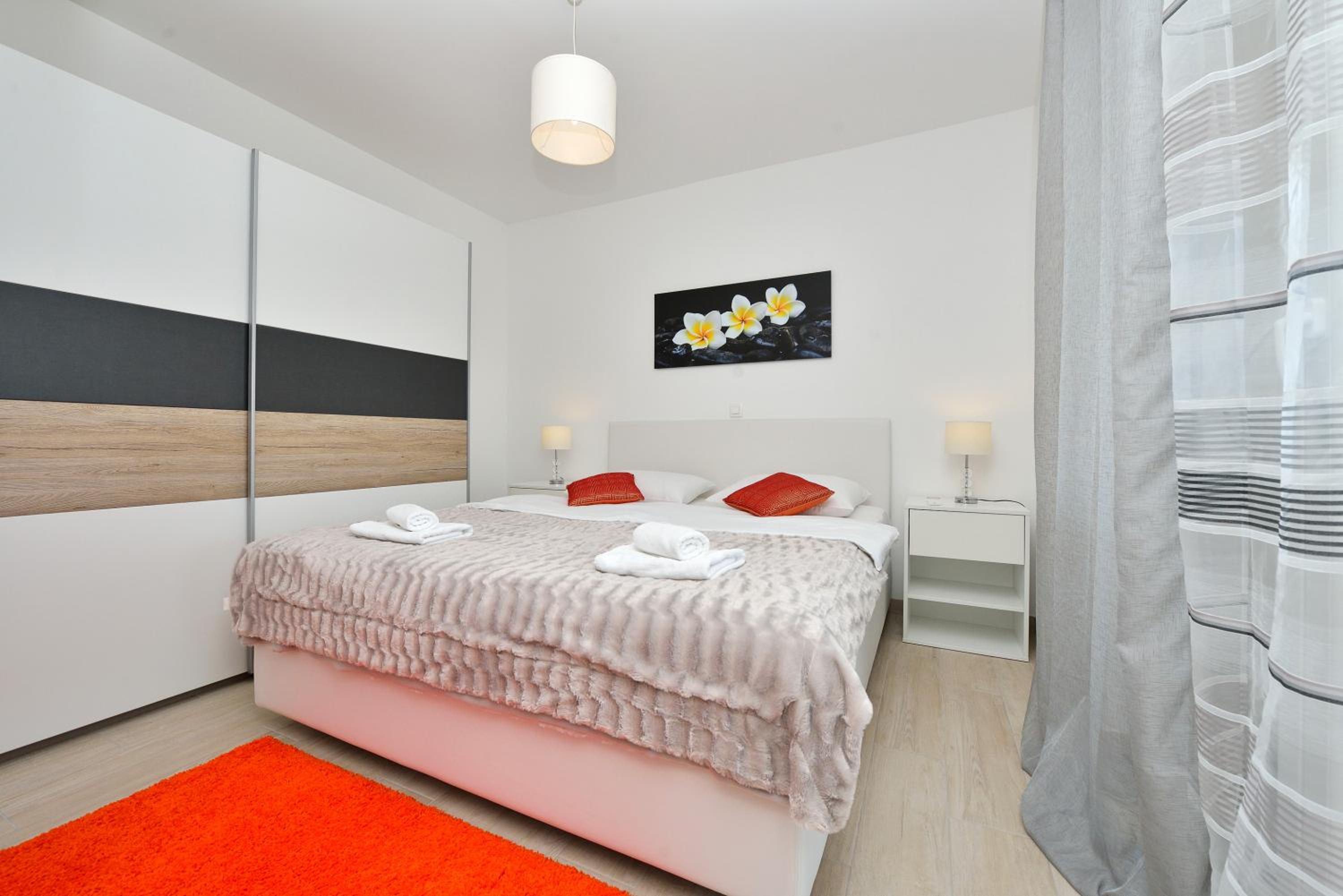 Deluxe Three-Bedroom Apartment with Sea View