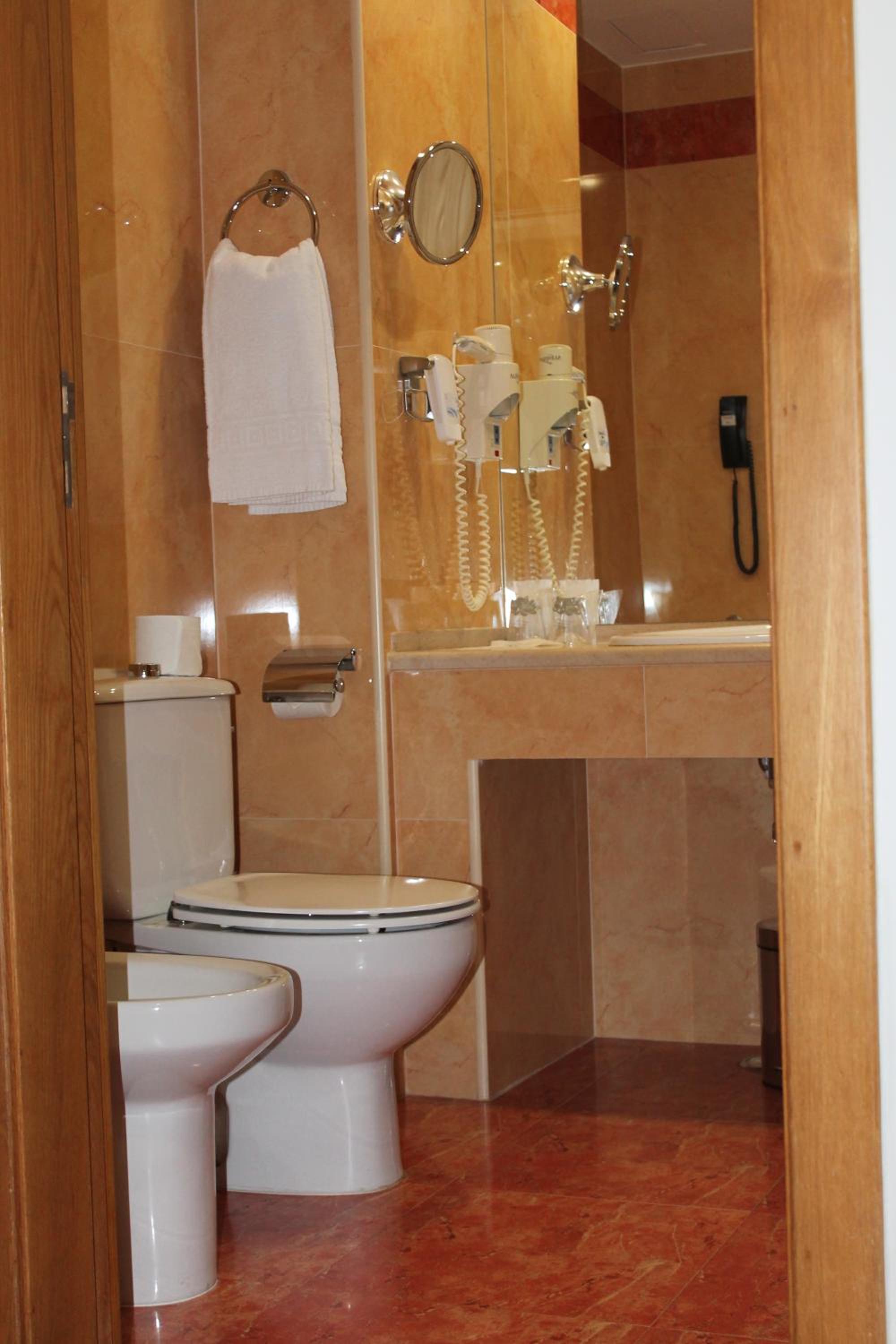 Twin Room - Photo 12