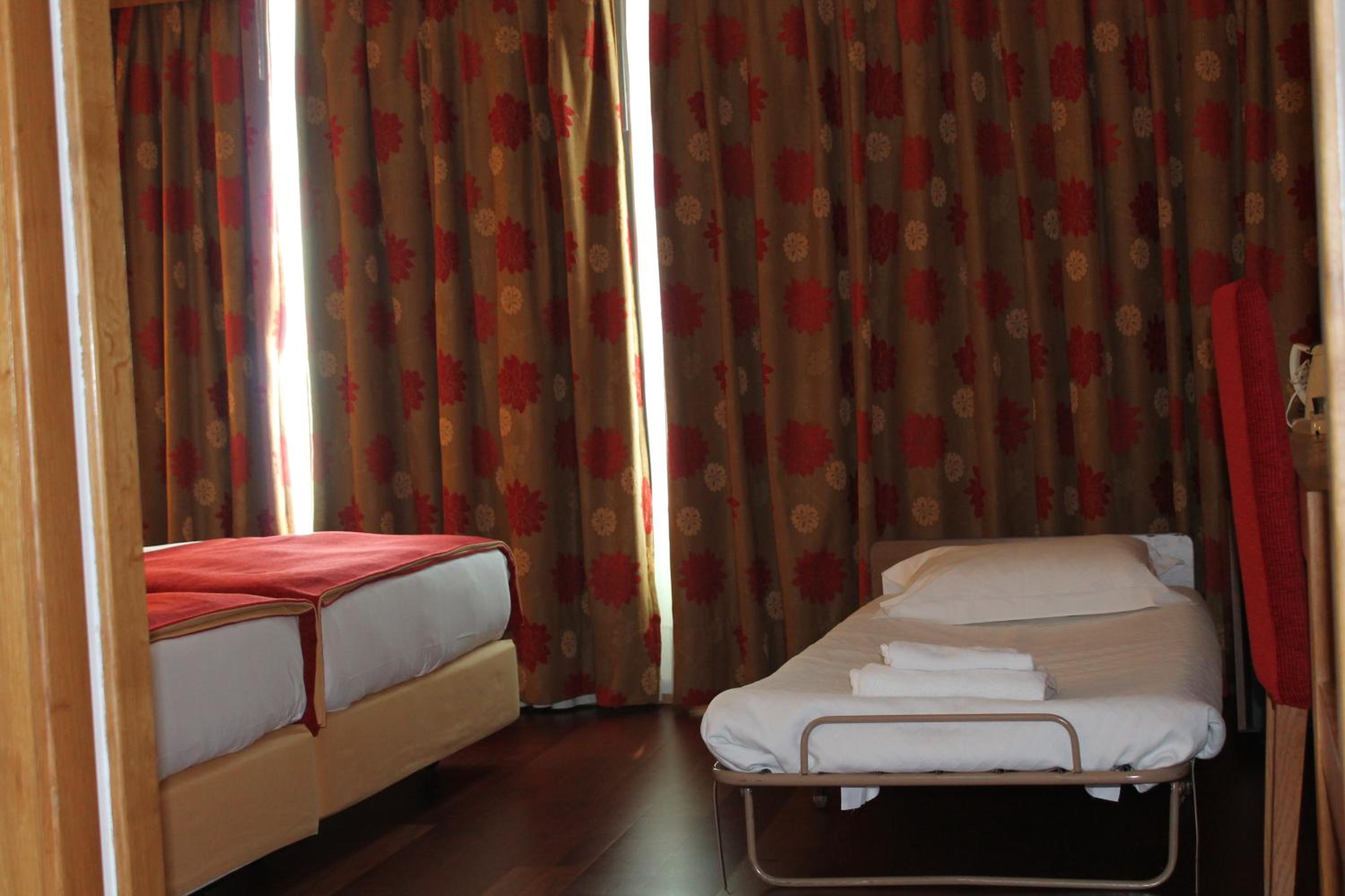 Twin Room with Extra Bed thumbnail 5