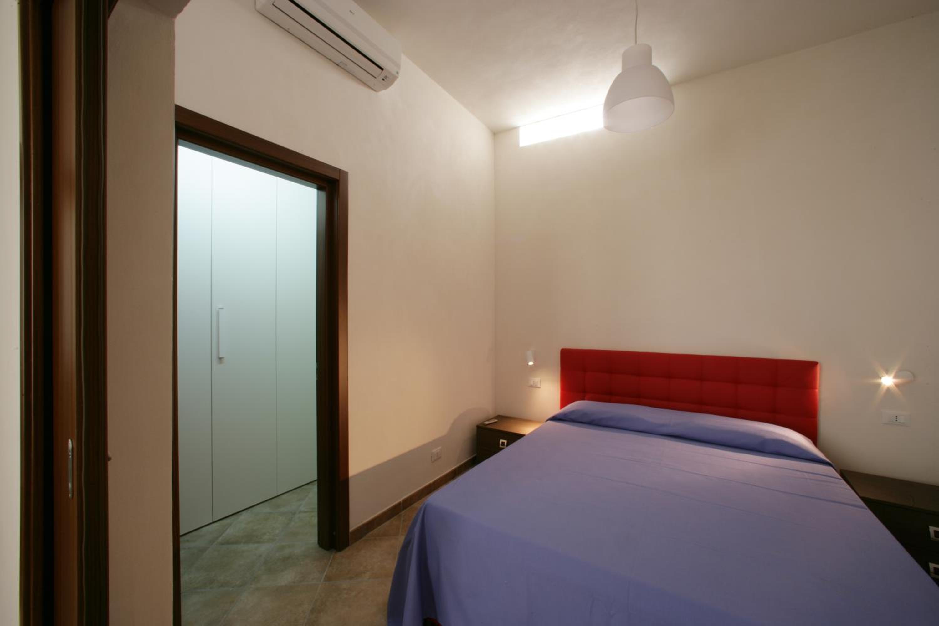 Five-Bedroom House photo 2