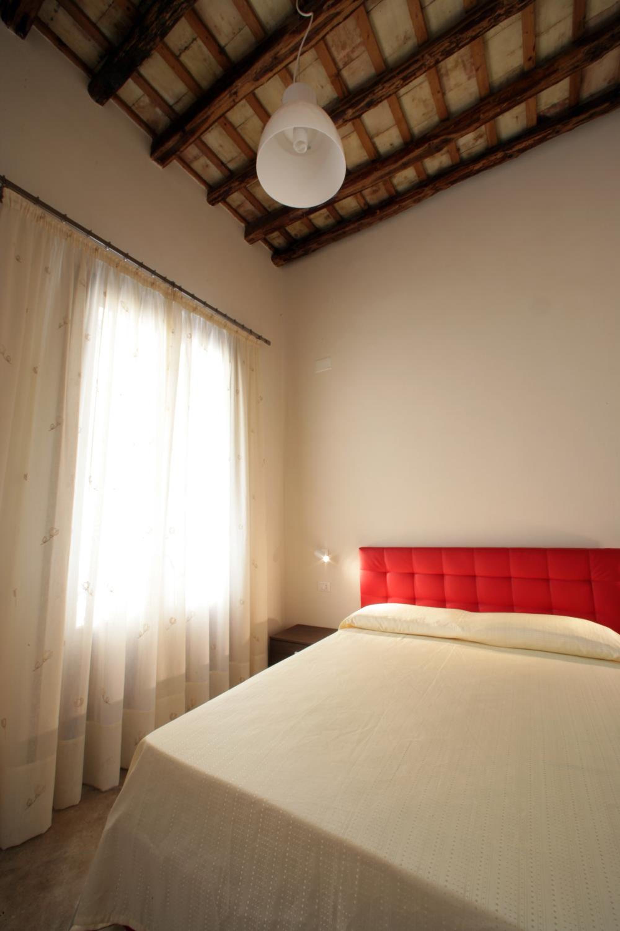 Five-Bedroom House photo 1