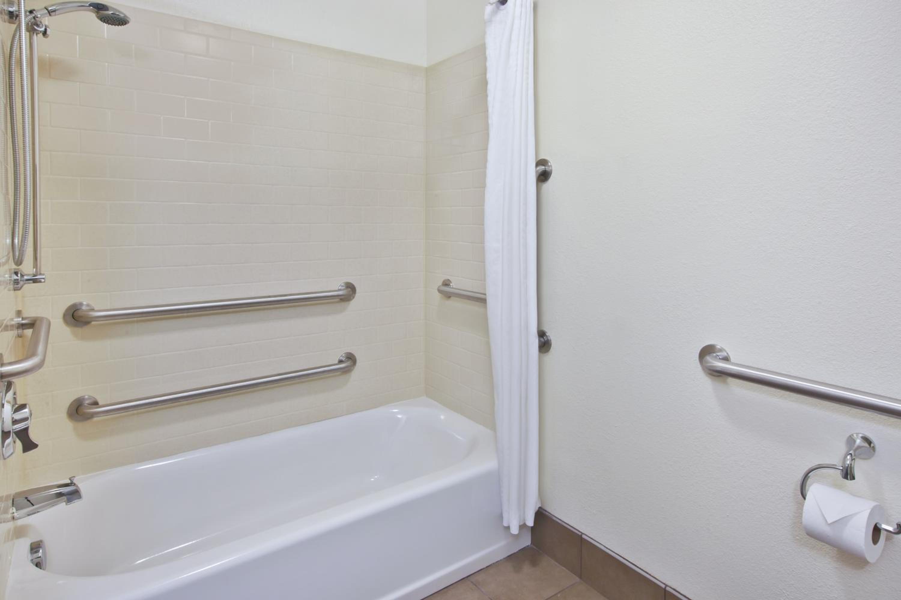 One-Bedroom Queen Suite - Photo 4