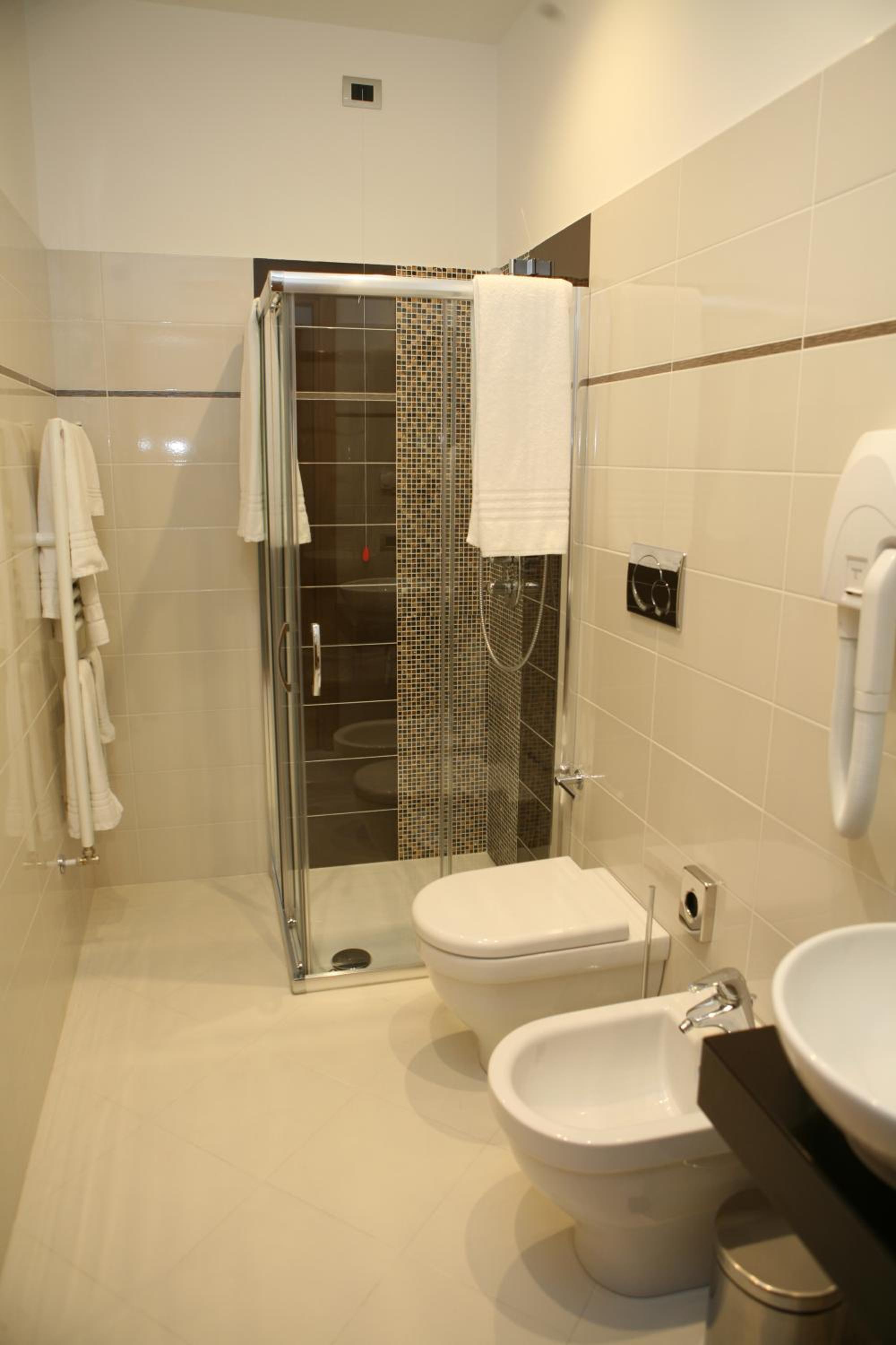 Double or Twin Room with Private Bathroom photo 2