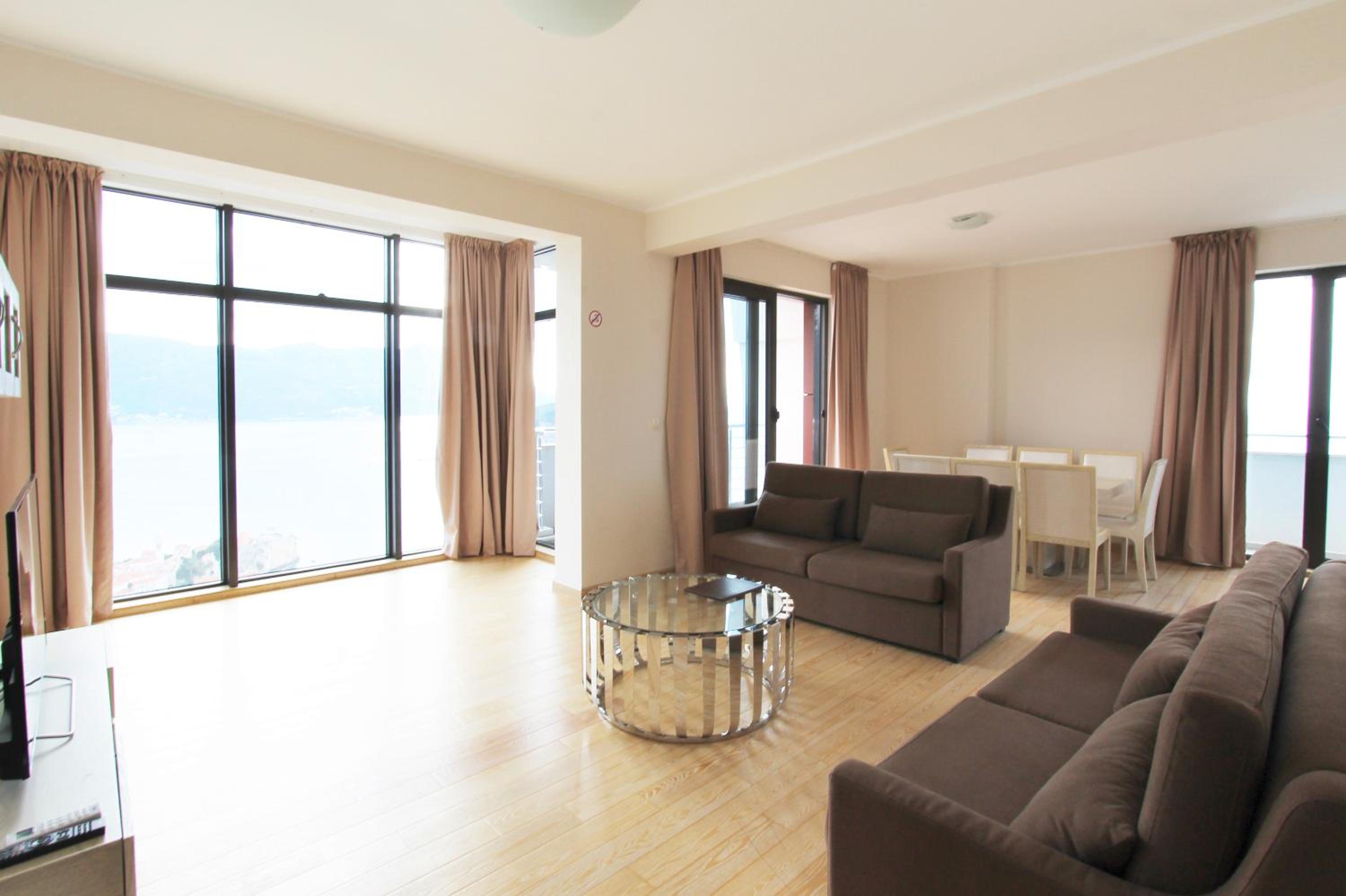 Three-Bedroom Apartment with Balcony and Sea View photo 1