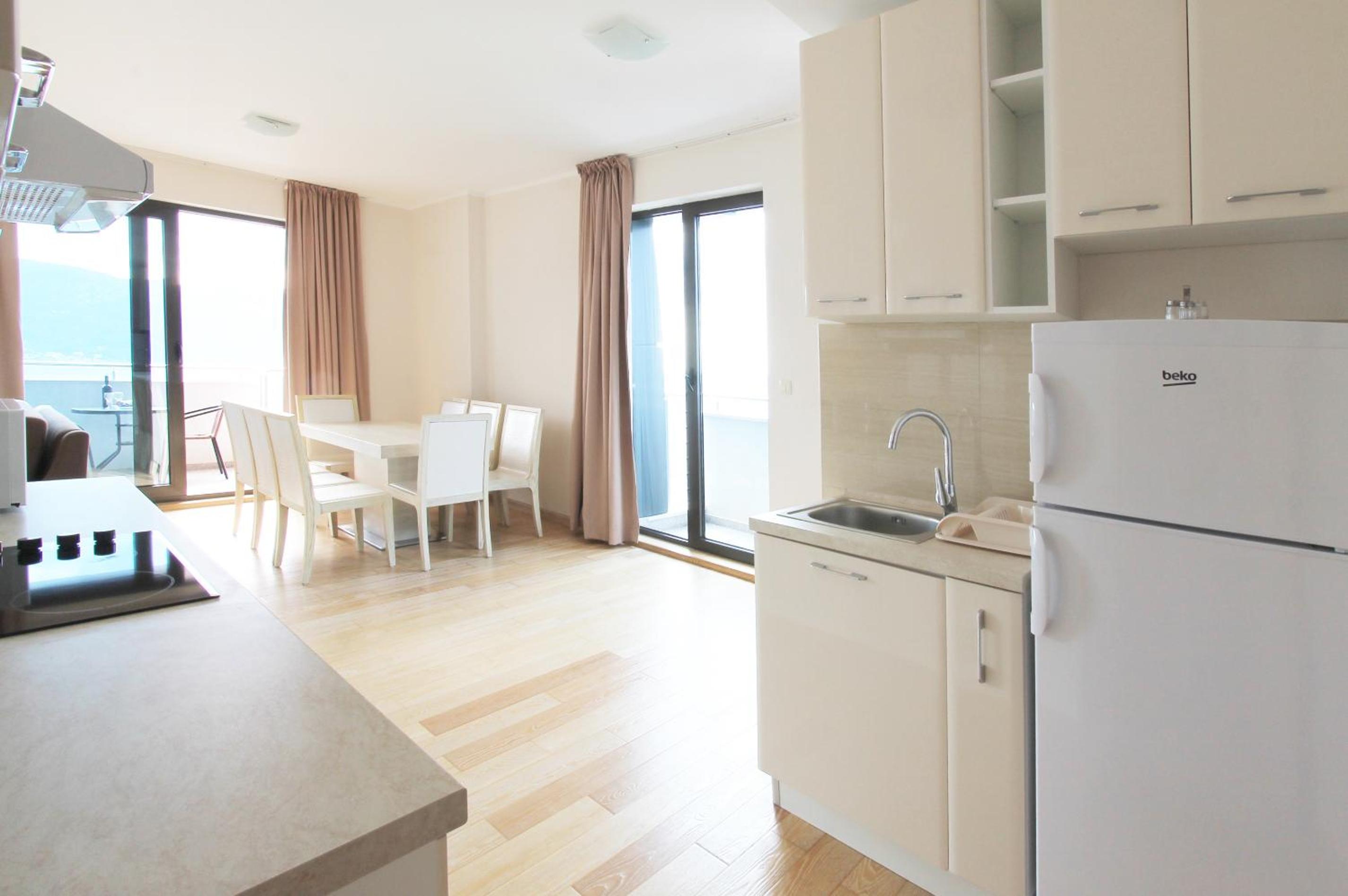 Three-Bedroom Apartment with Balcony and Sea View photo 3