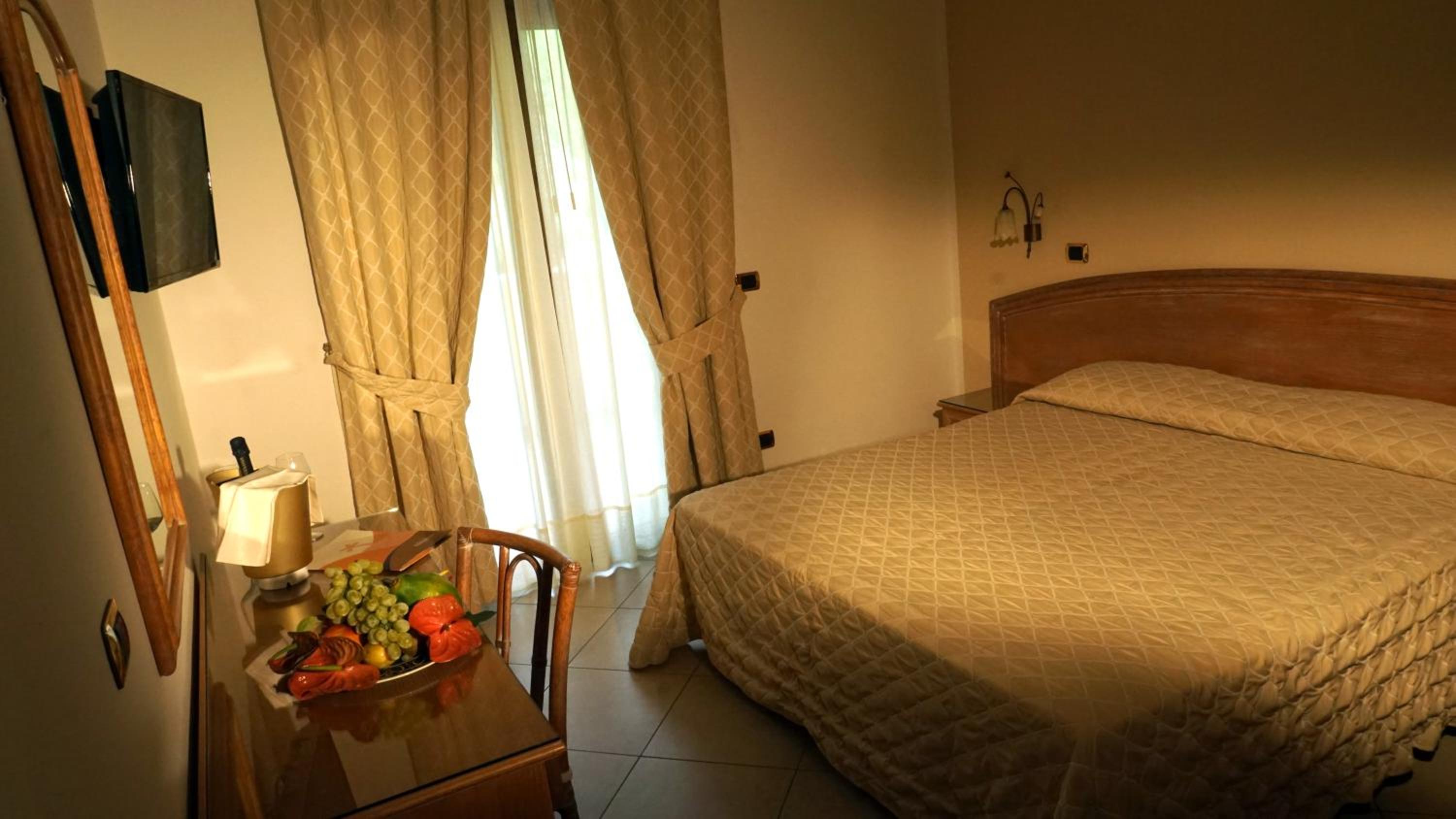 Standard Double Room - Photo 4