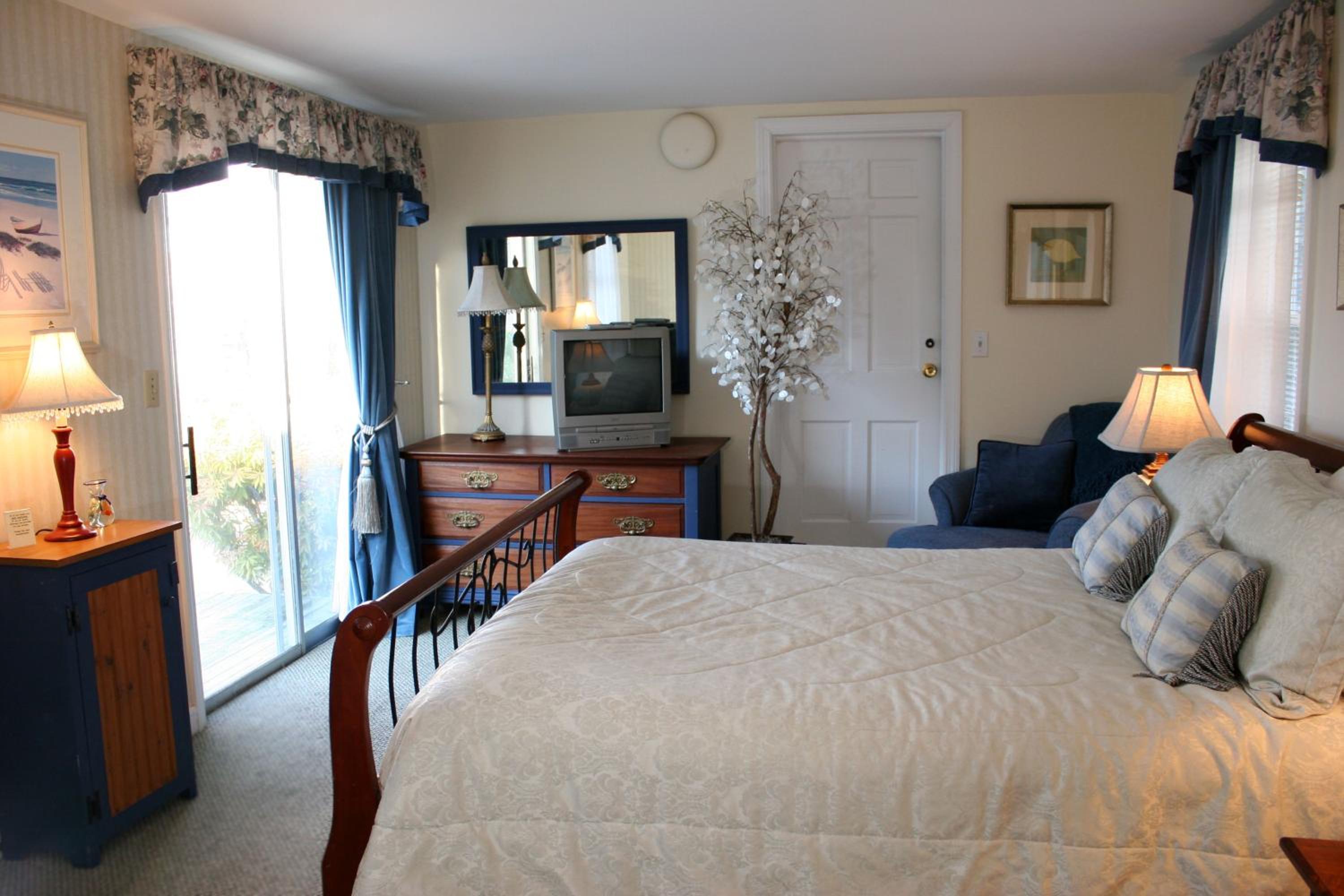 Queen Suite with Pool View photo 1