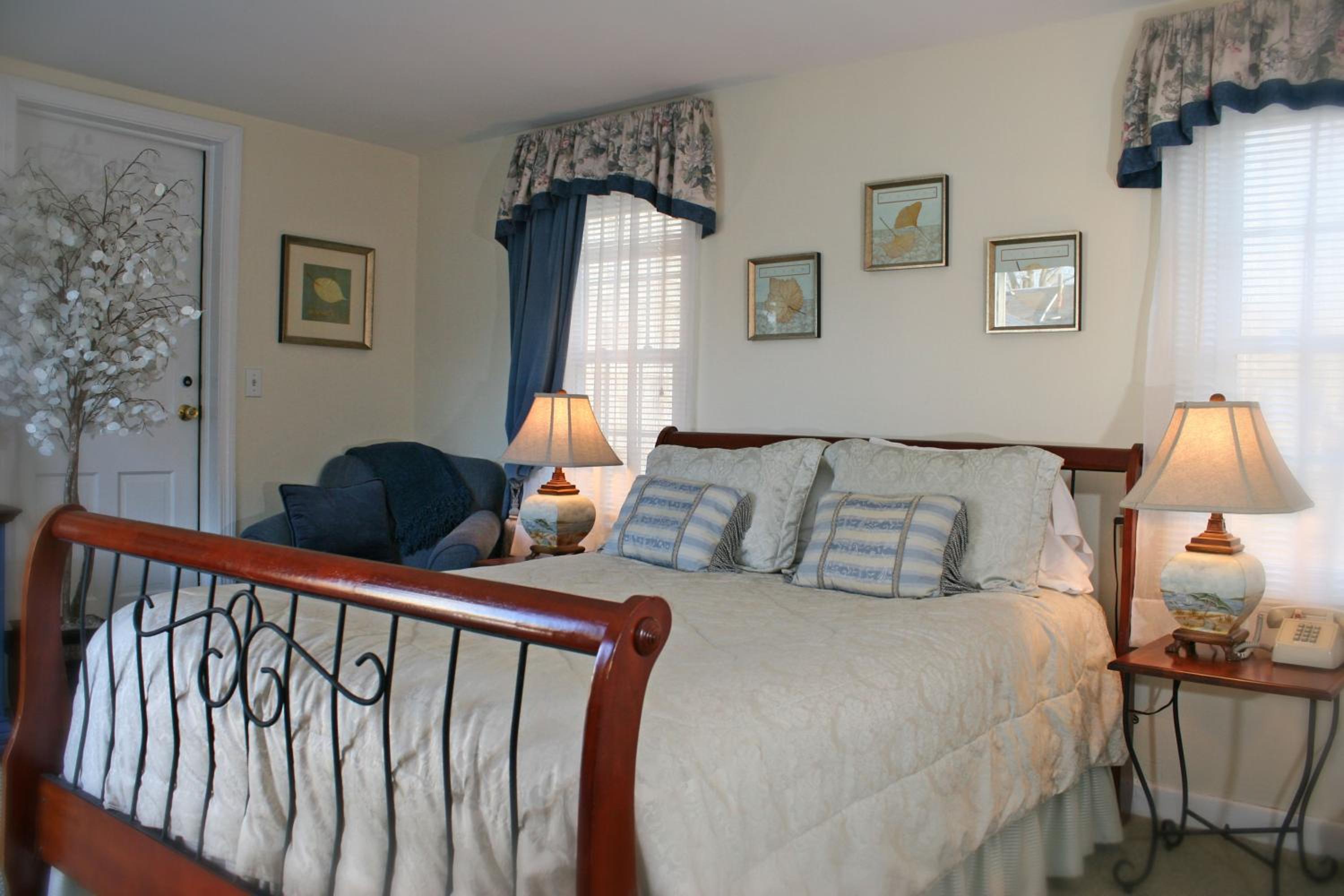 Queen Suite with Pool View photo 3