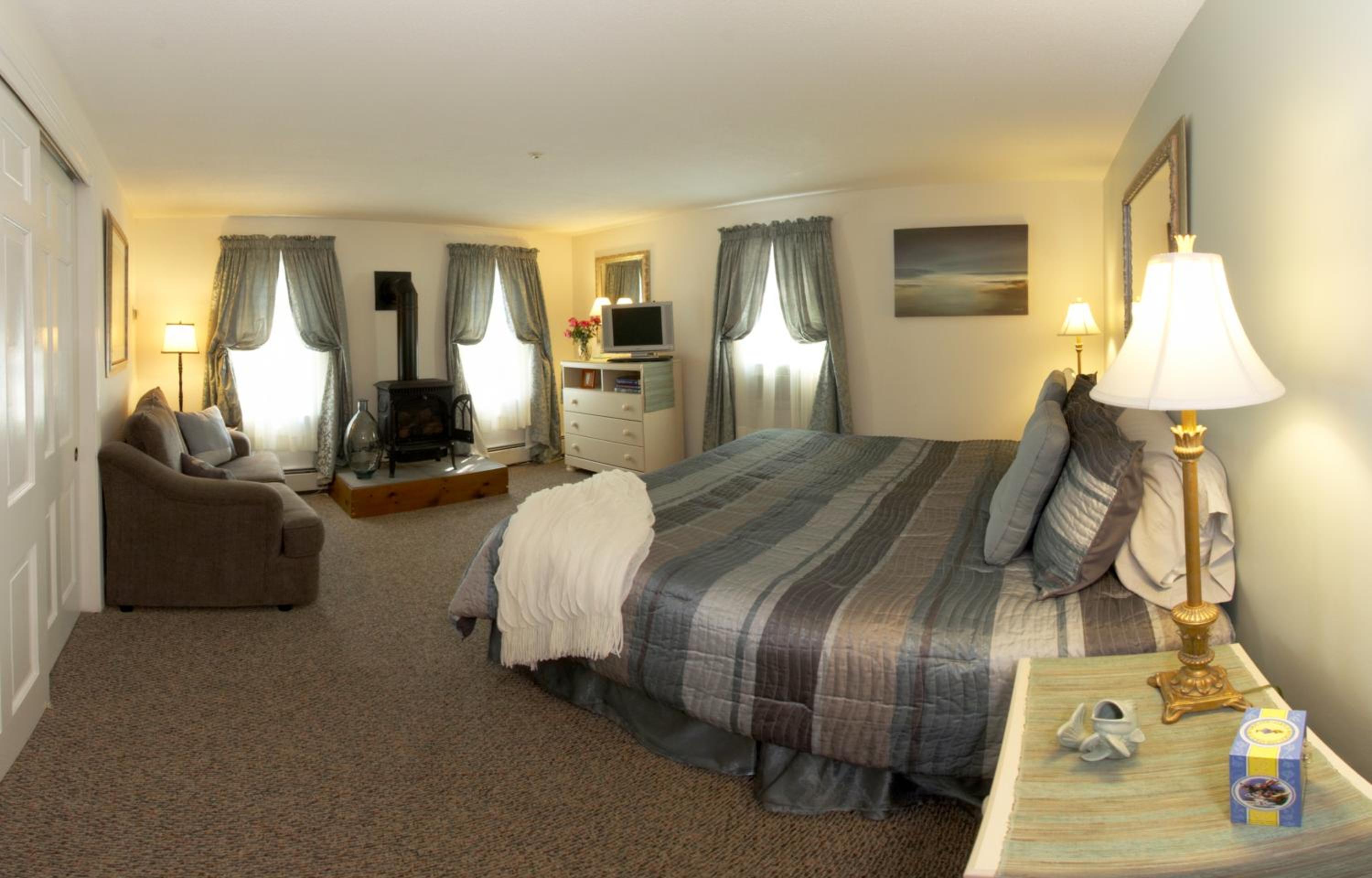 Deluxe King Room photo 1