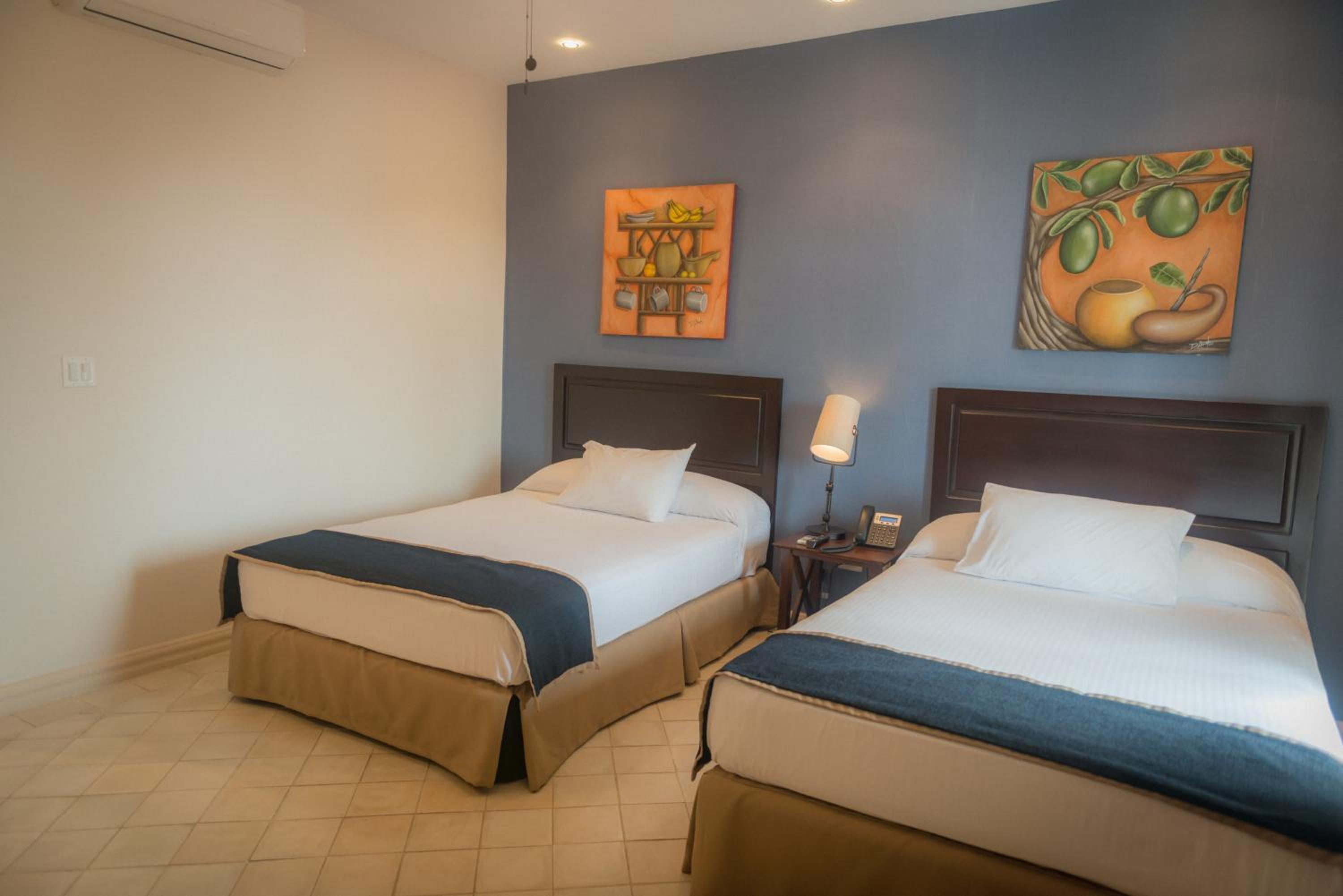 Deluxe Queen Room with Balcony photo 3