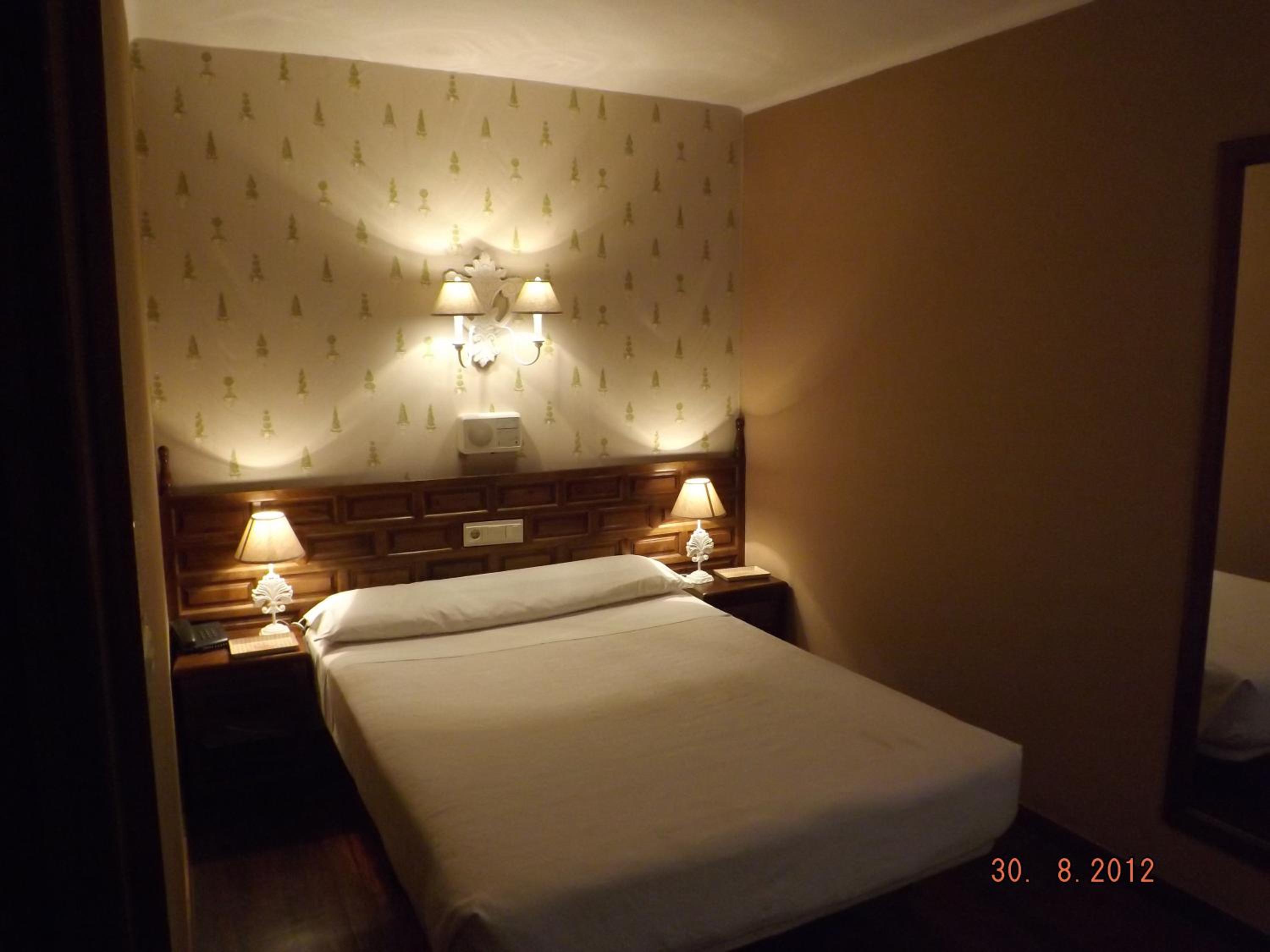 Double or Twin Room - Photo 8