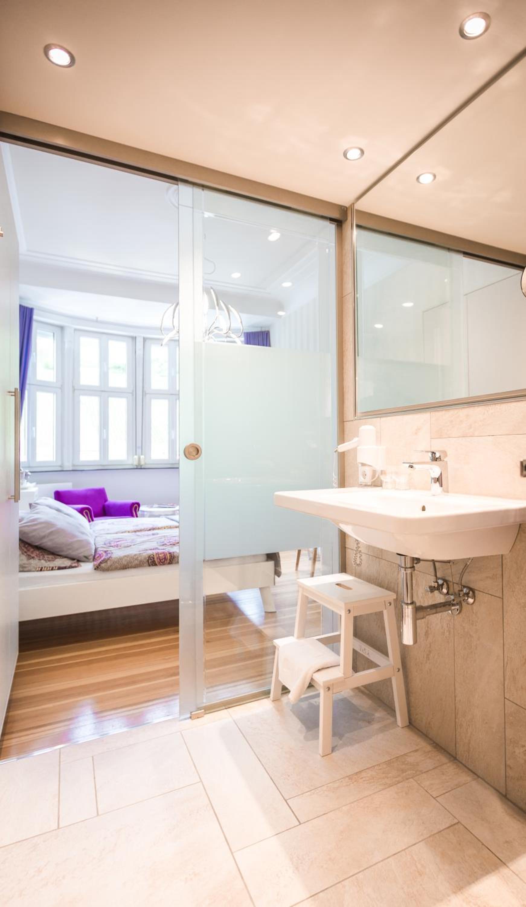Large Double Room - Photo 3