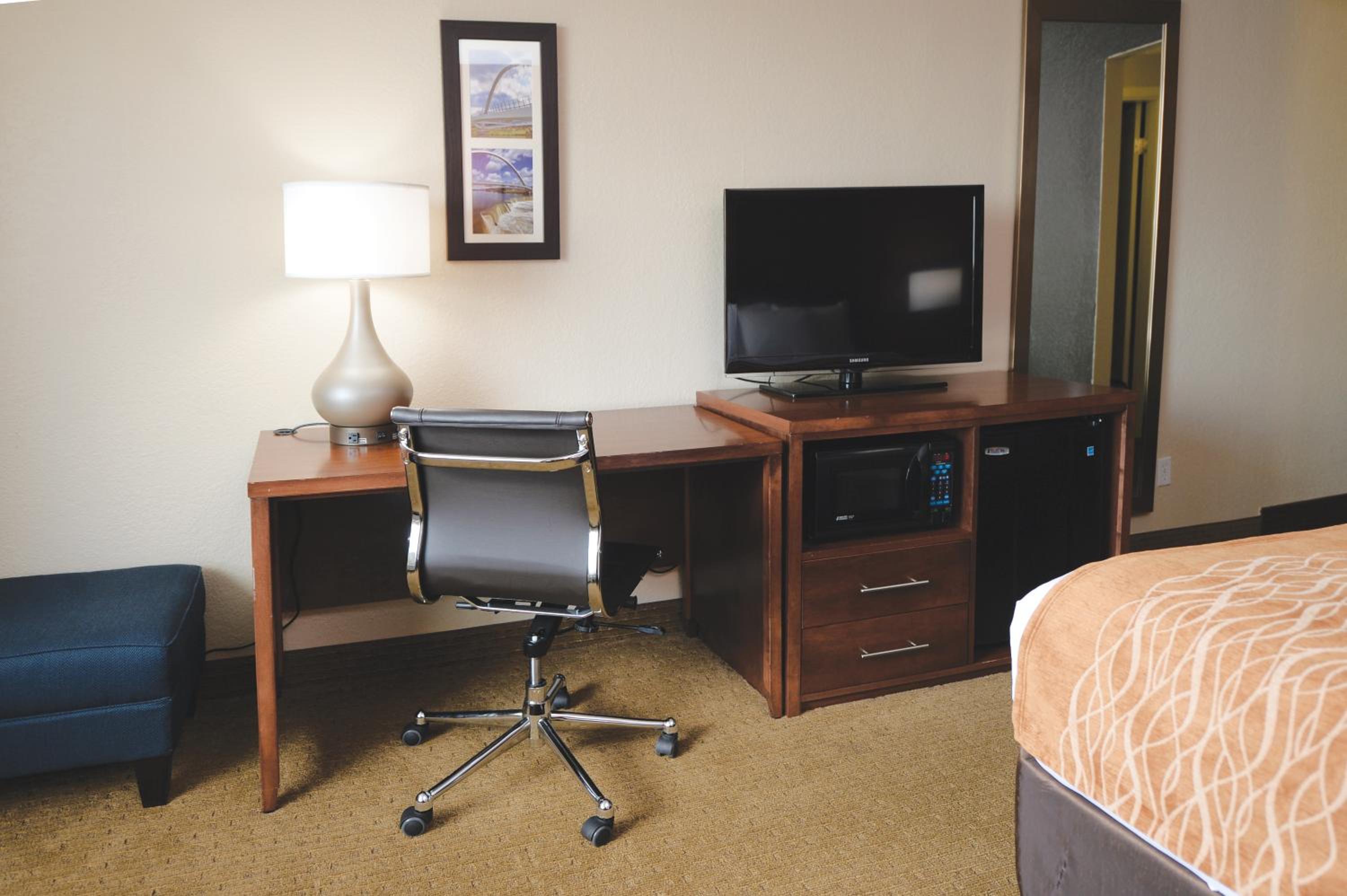 Standard Queen Room with Two Queen Beds - Photo 3