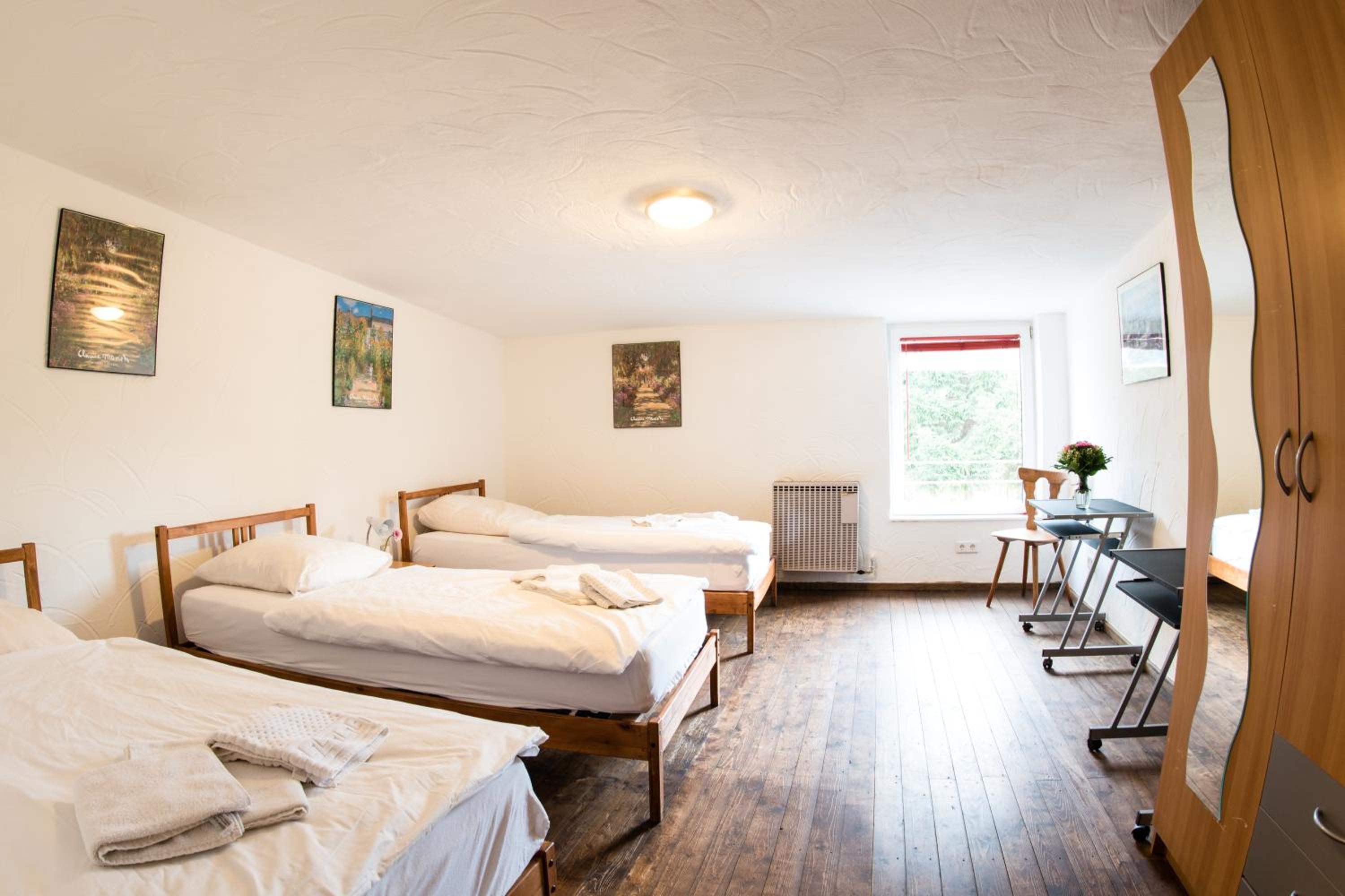 Quadruple Room with Bathroom - Photo 4