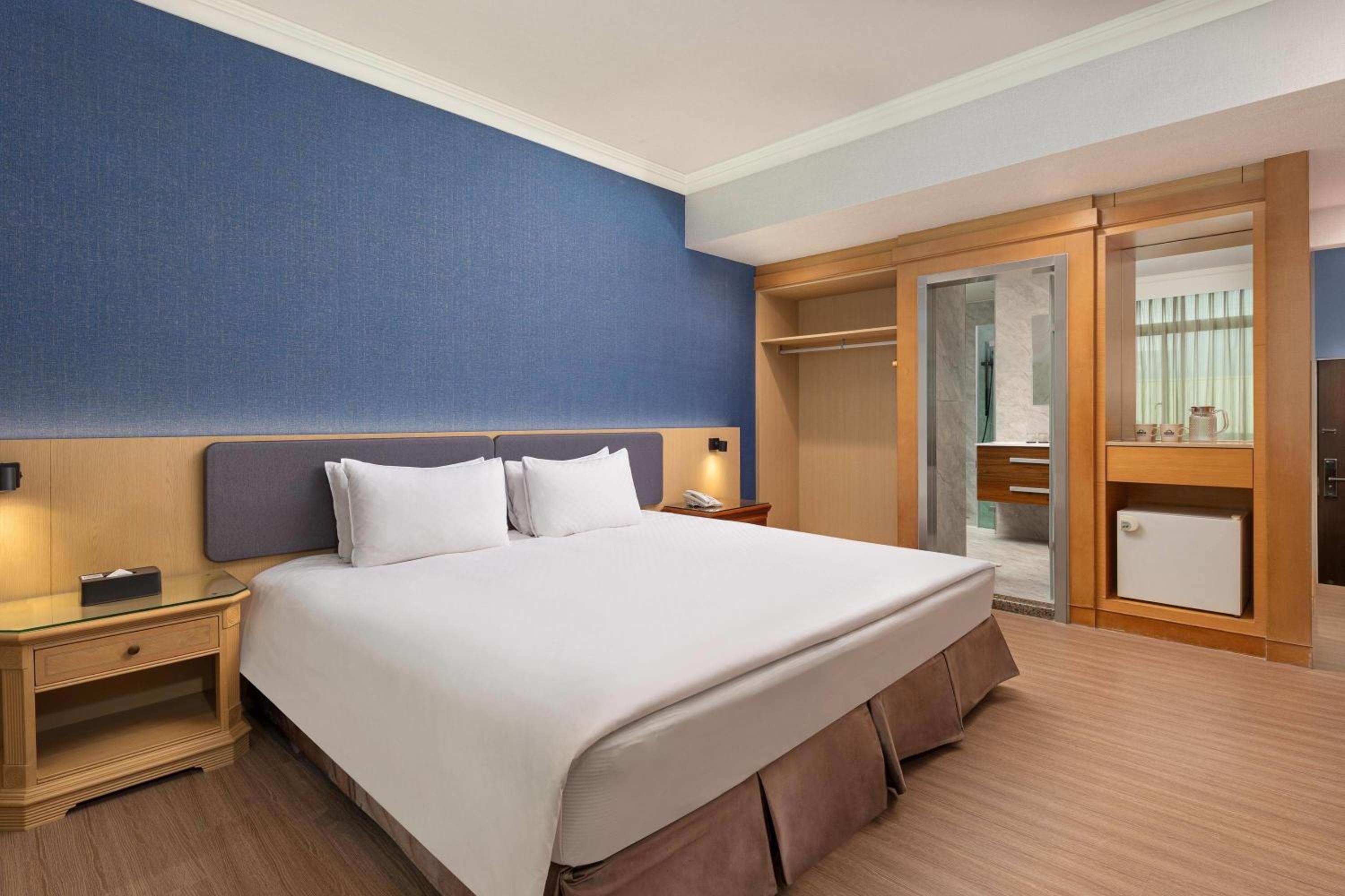 Superior King Room with Bathtub - Non-Smoking