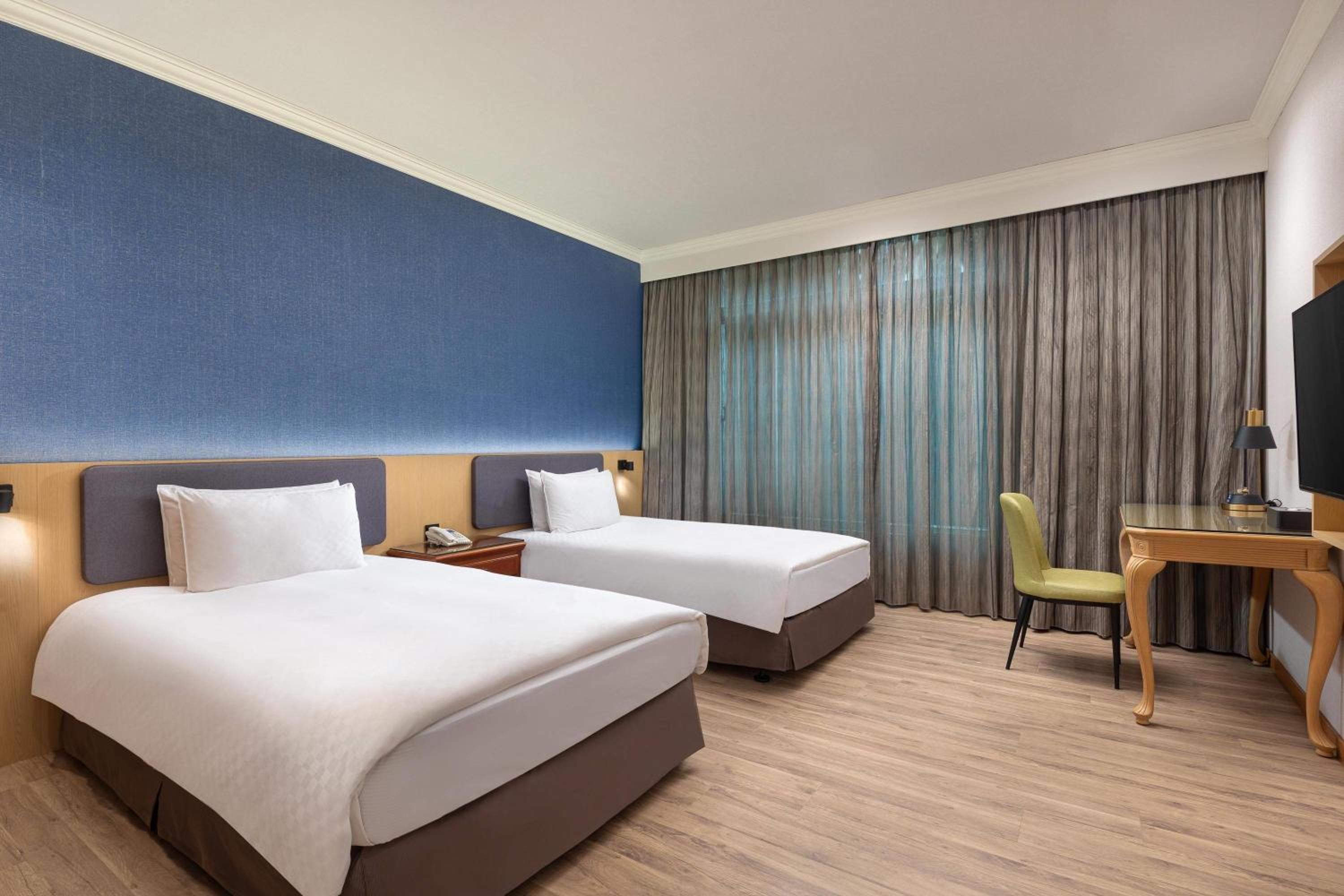 Superior Twin Room with Two Single Beds and Bathtub - Non-Smoking