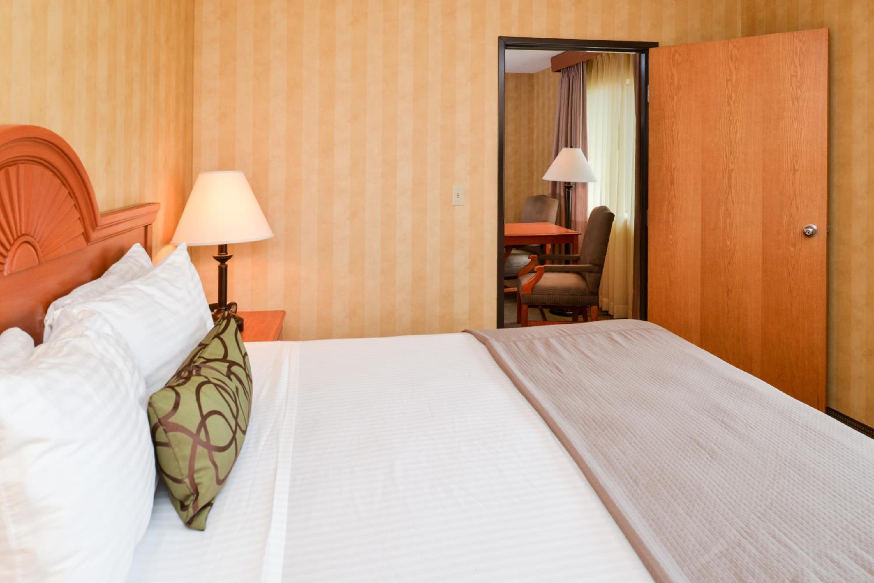Deluxe King Suite with Two King Beds - Non-Smoking photo 3