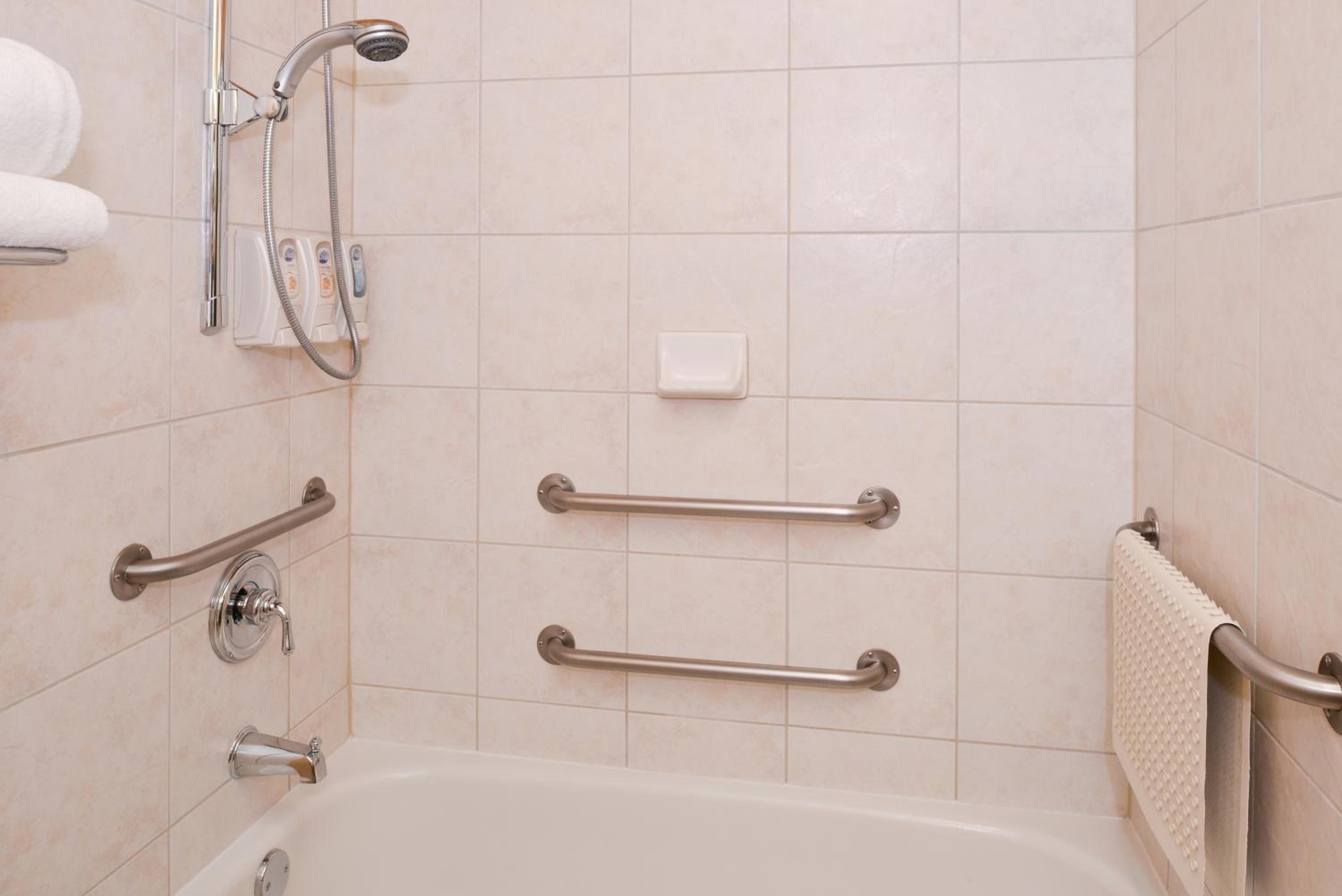 Queen Room with Two Queen Beds and Bath Tub - Disability Access/Non-Smoking photo 3