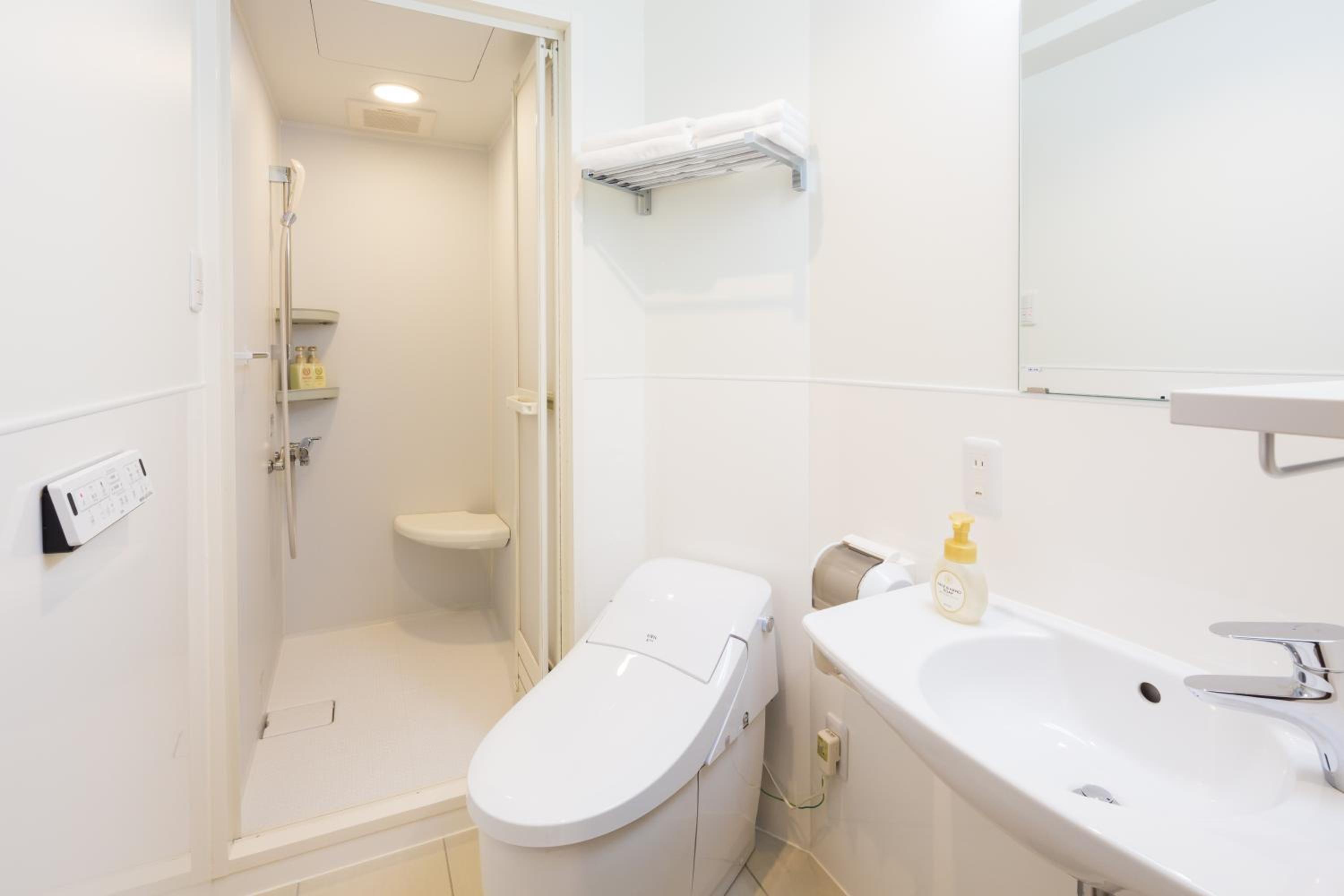 Deluxe Triple Room thumbnail 6