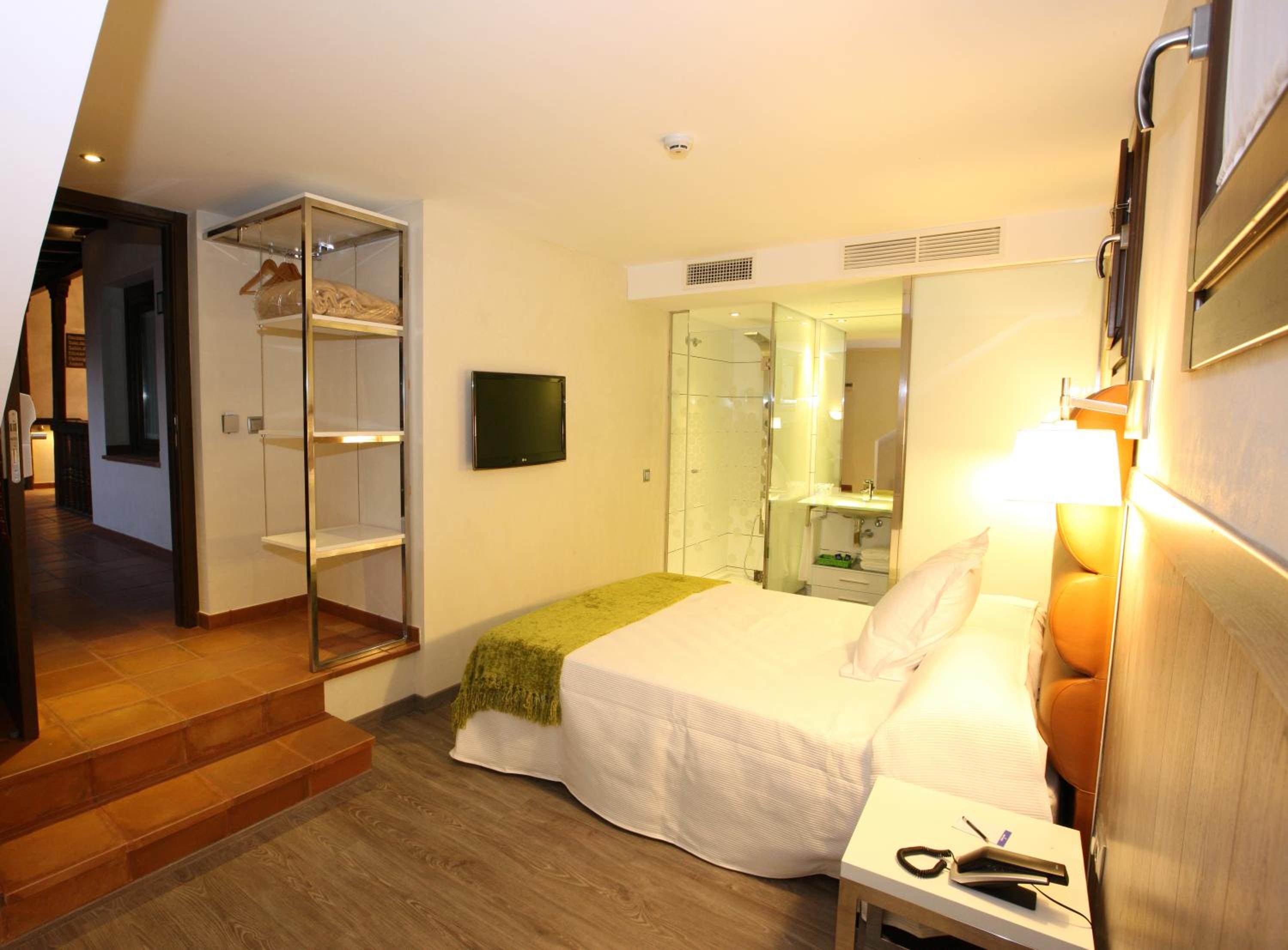 Double or Twin Room - Photo 4