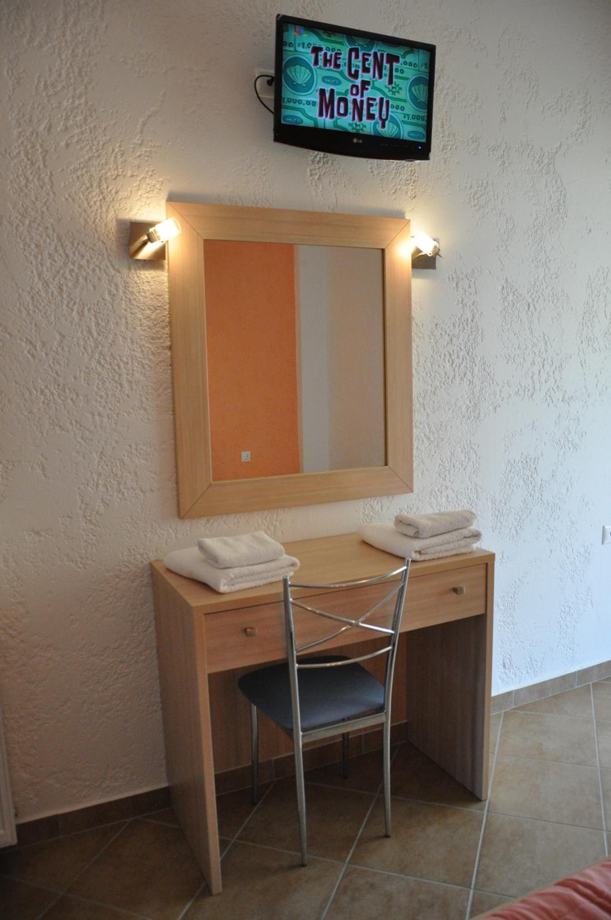 One-Bedroom Apartment (3 Adults) - Photo 2