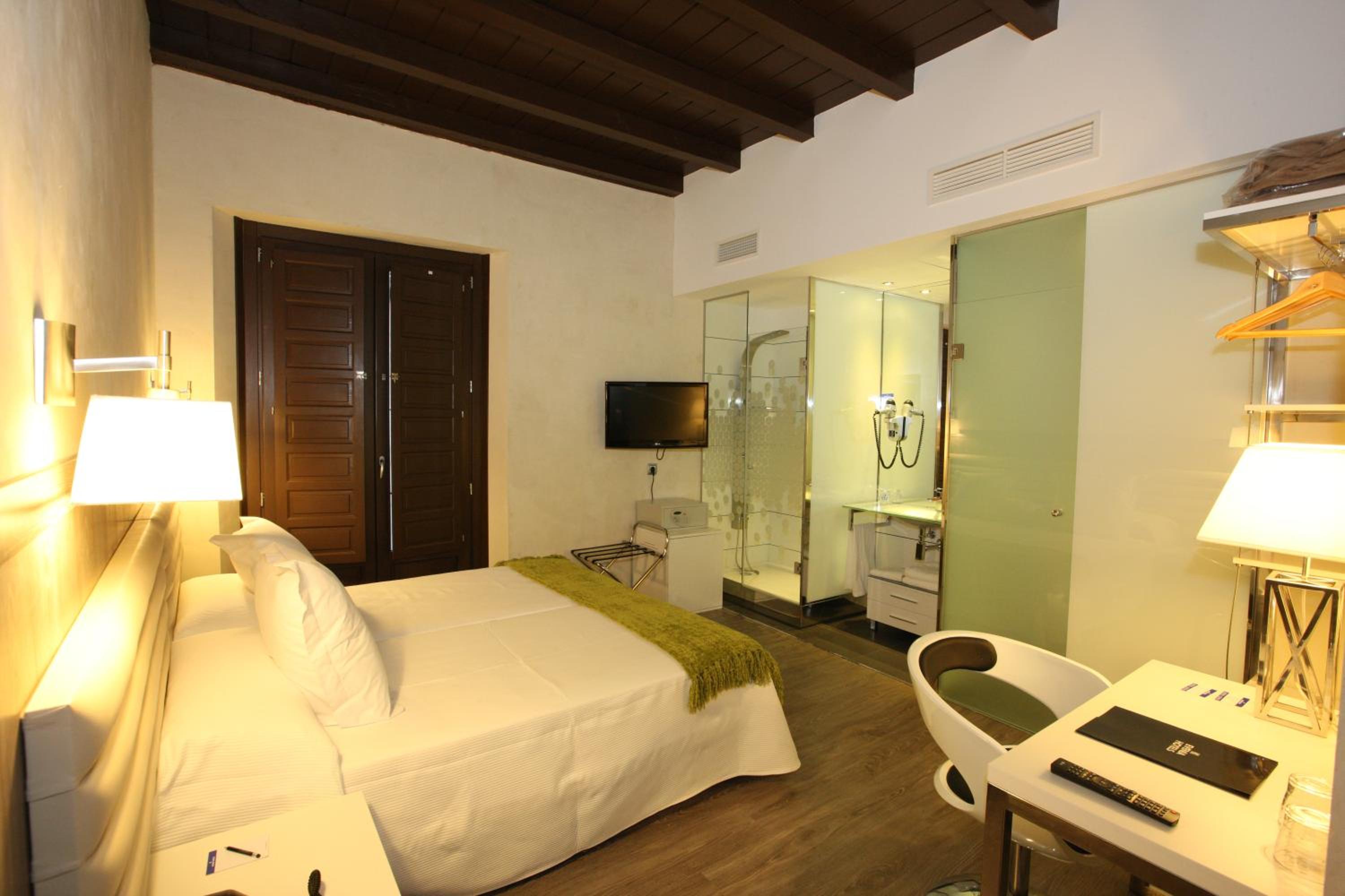 Double or Twin Room - Photo 22