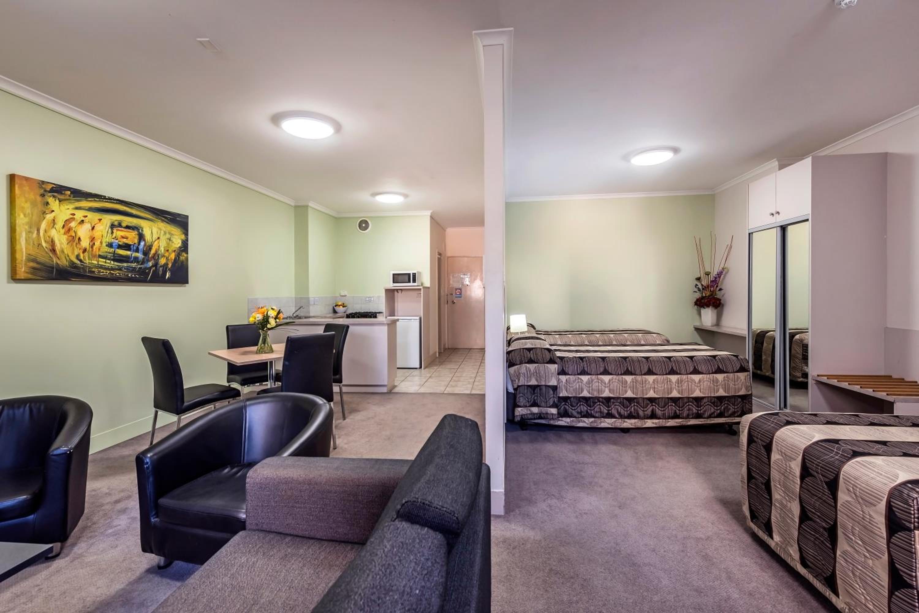 Open Plan Suite - Photo 4