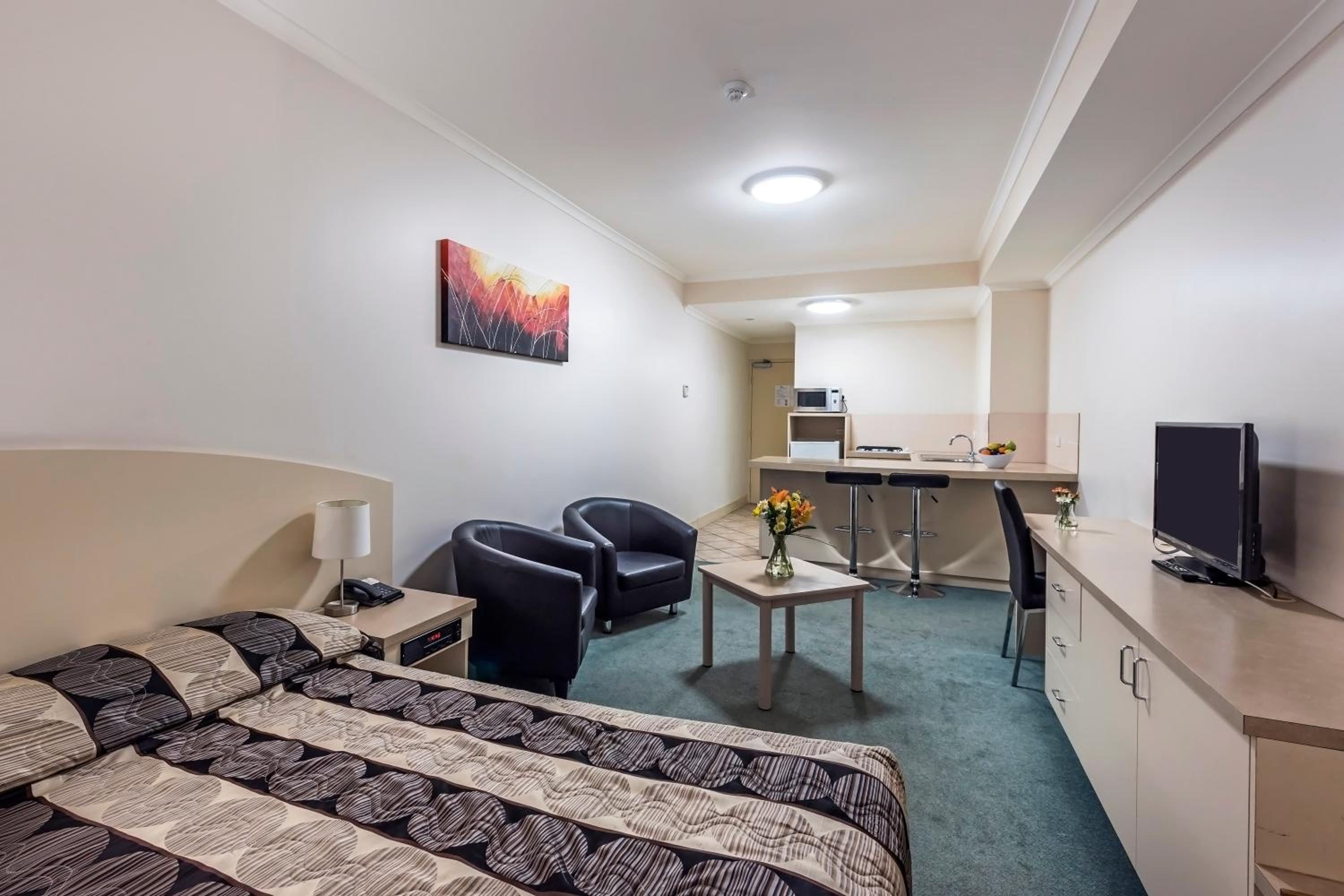Standard Queen Studio Suite - Photo 3