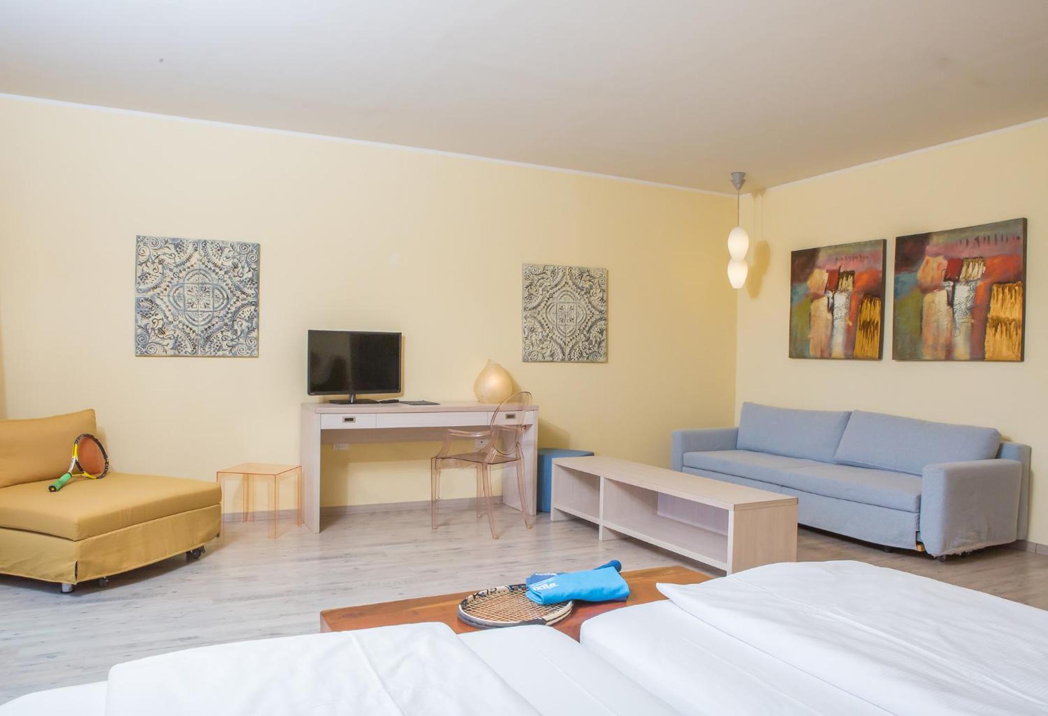 Junior Suite with Balcony - Photo 3