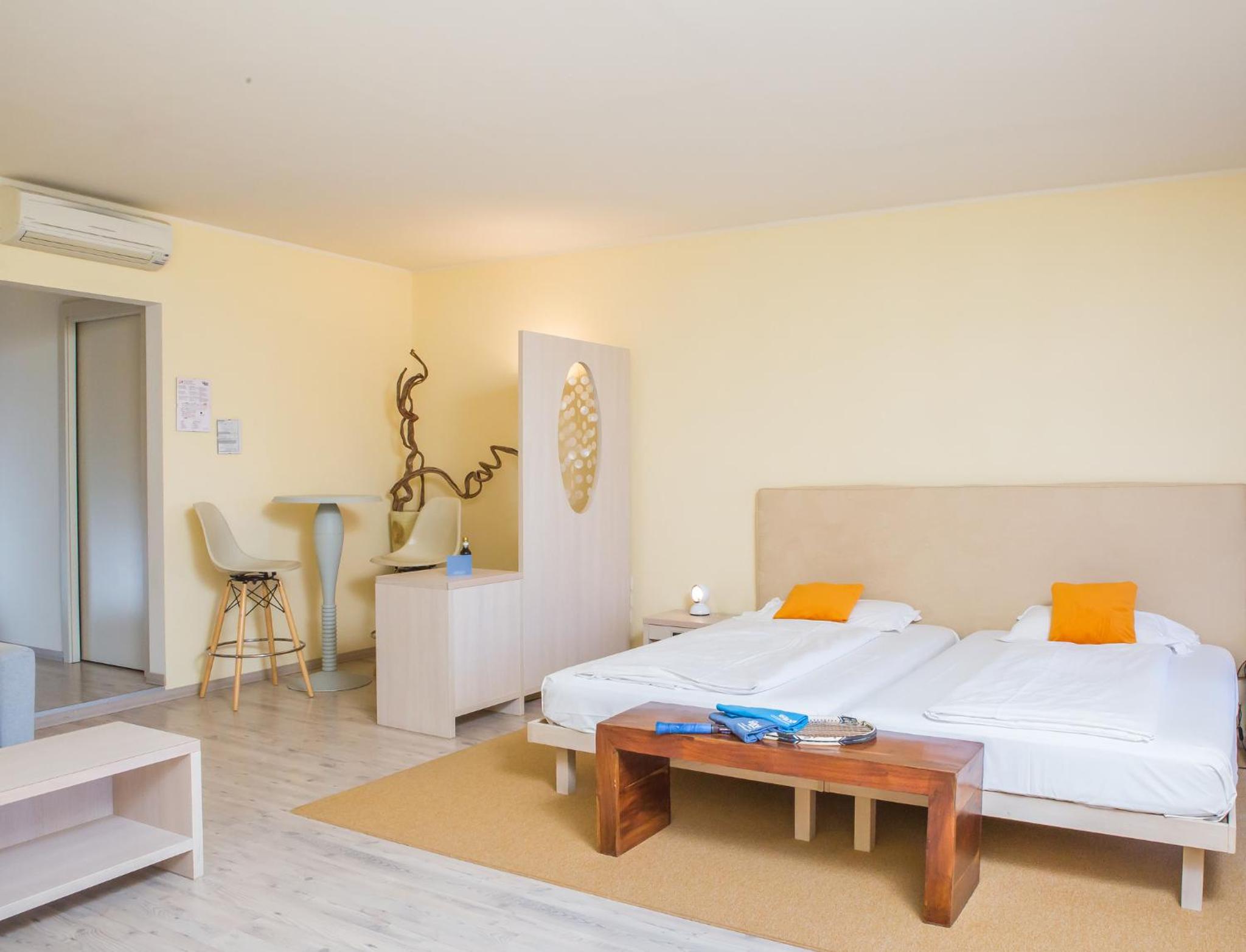 Junior Suite with Balcony - Photo 6