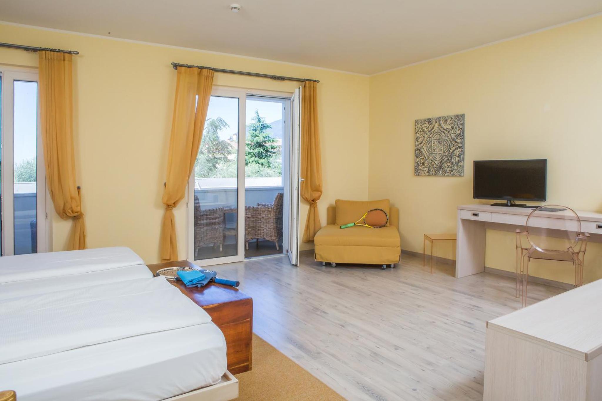 Junior Suite with Balcony - Photo 7