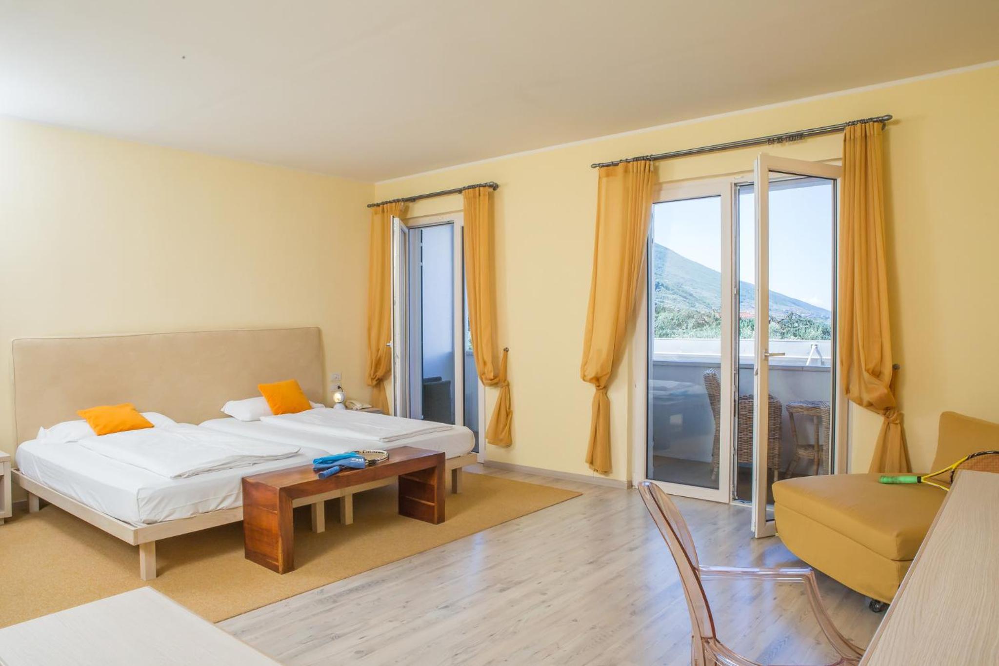 Junior Suite with Balcony - Photo 8