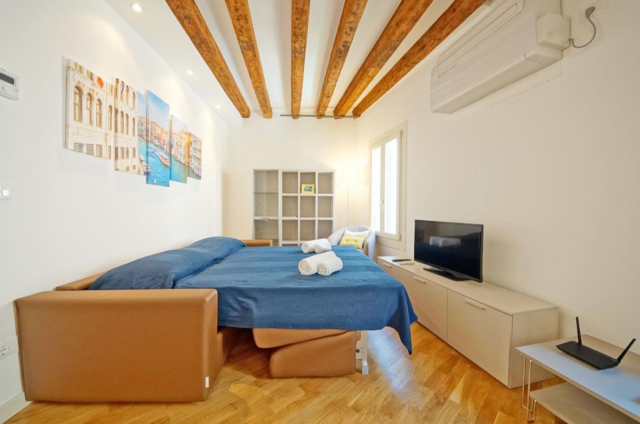 Deluxe Apartment photo 2