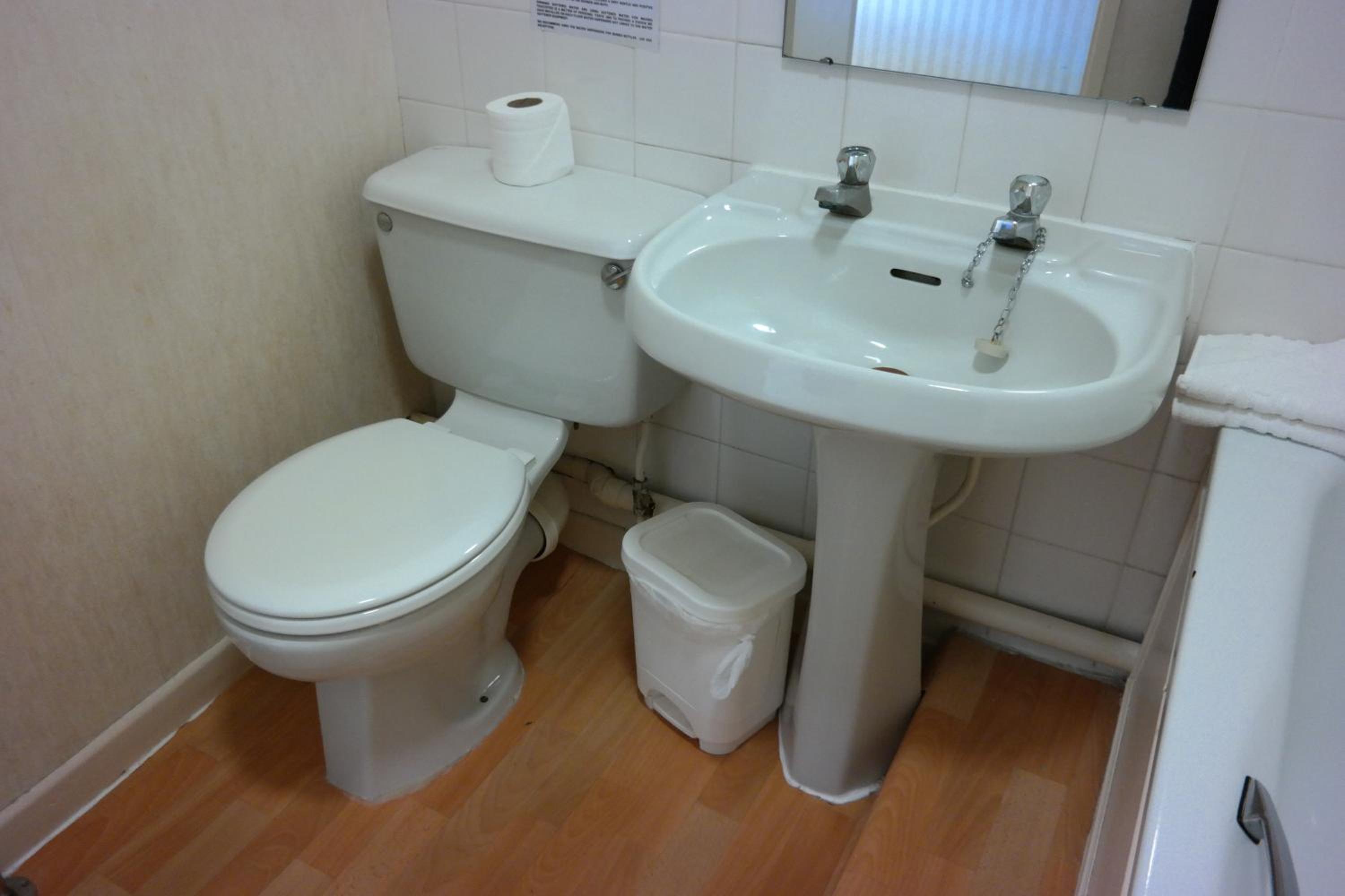 Standard Double Room - Photo 8
