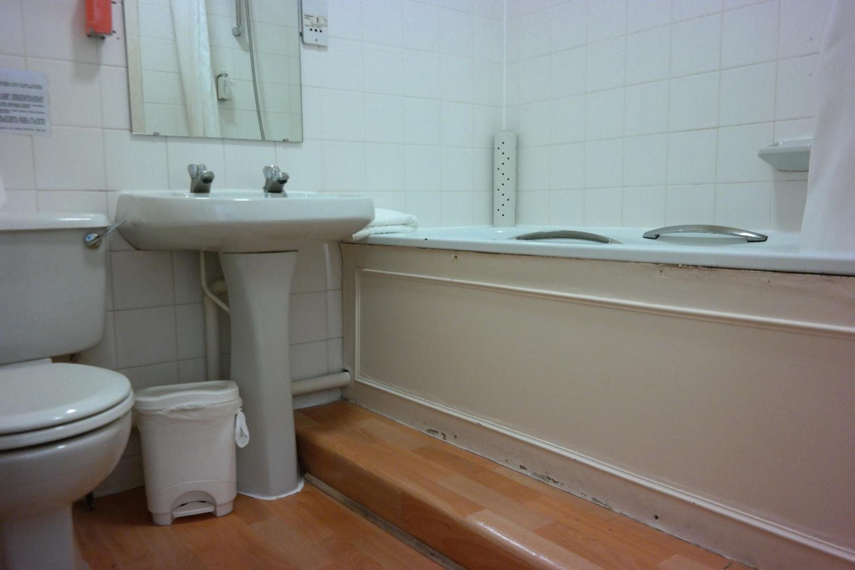 Standard Double Room - Photo 7